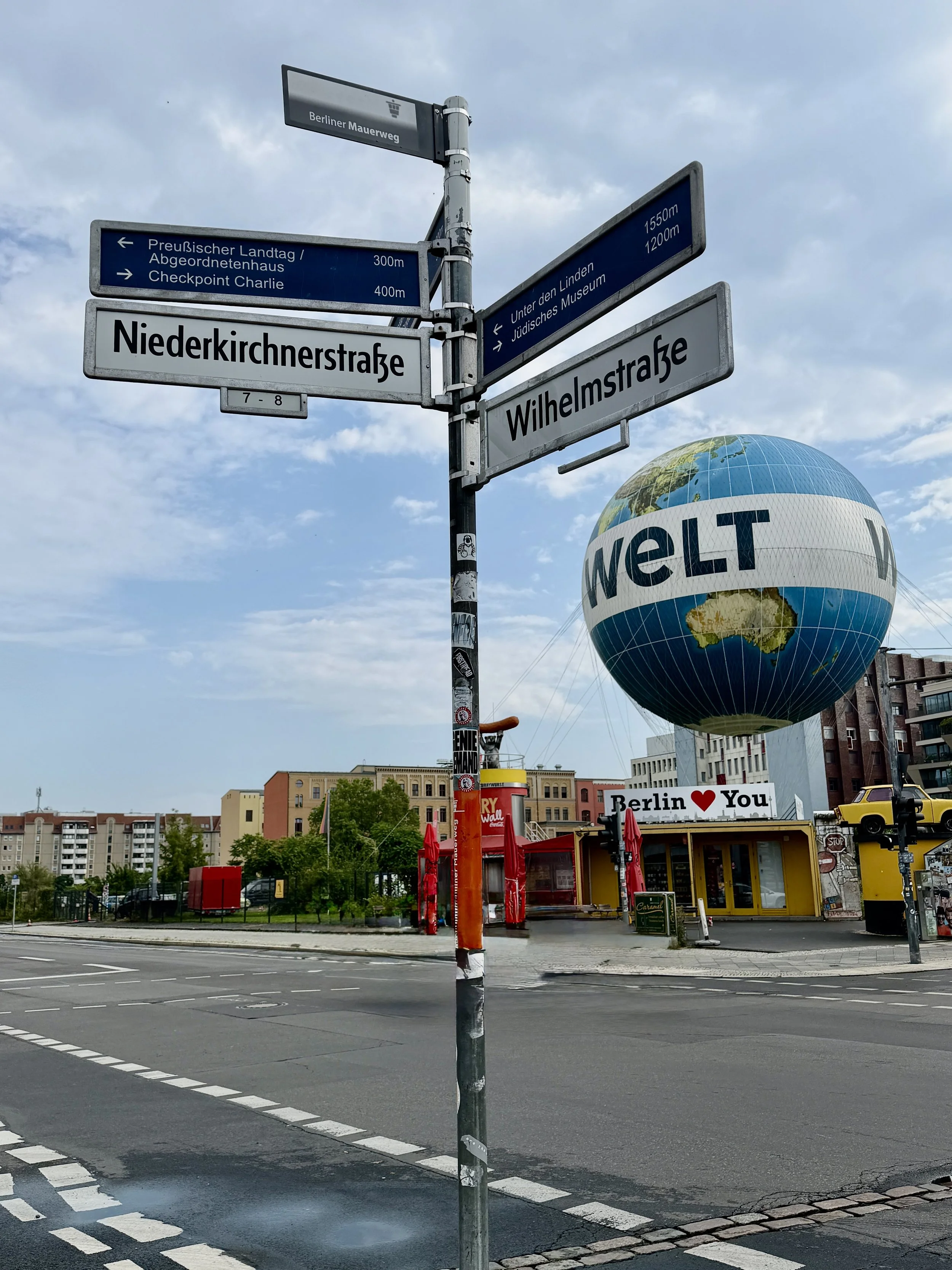 Berliner Mauerweg mit dem Fahrrad, Fesselballon der Zeitschrift "Die Welt"