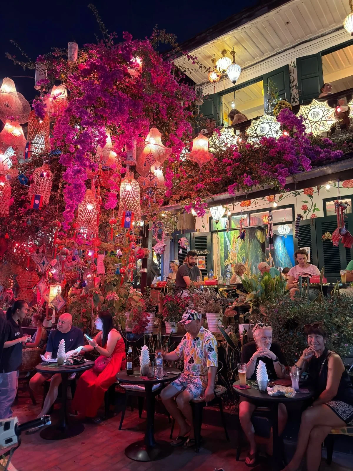 Laos - Rundreise auf eigene Faust - Blumenverziertes Restaurant in Luang Prabang