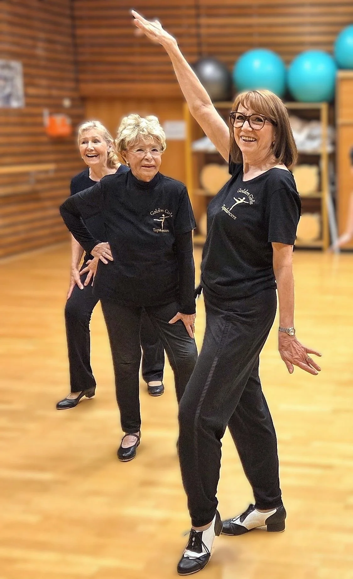 3 Frauen in Formation beim Stepp - stepptanz für senioren berlin