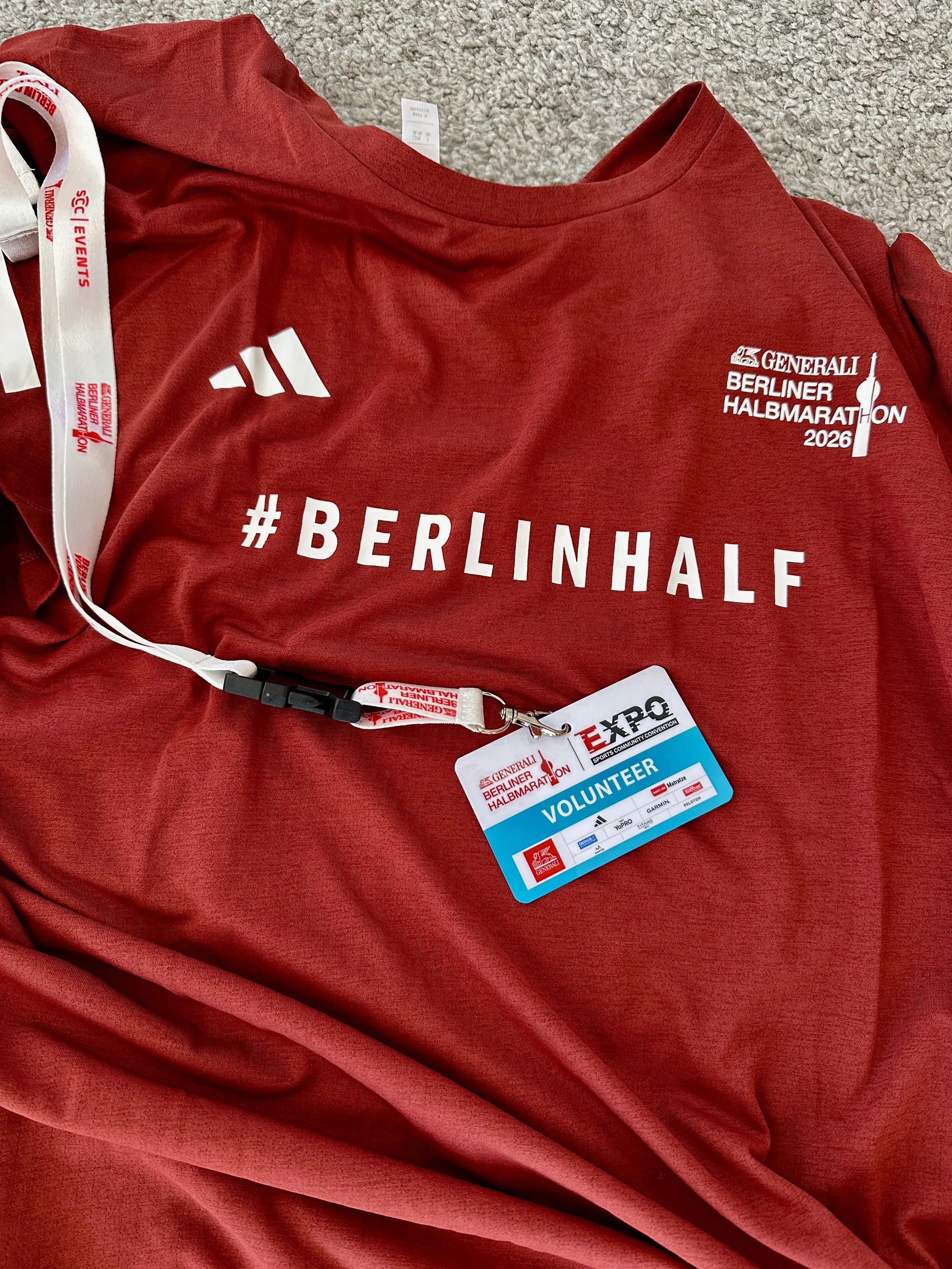 Ehrenamt für Senioren, als Volunteer beim Berliner Halbmarathon, Shirt und Marke
