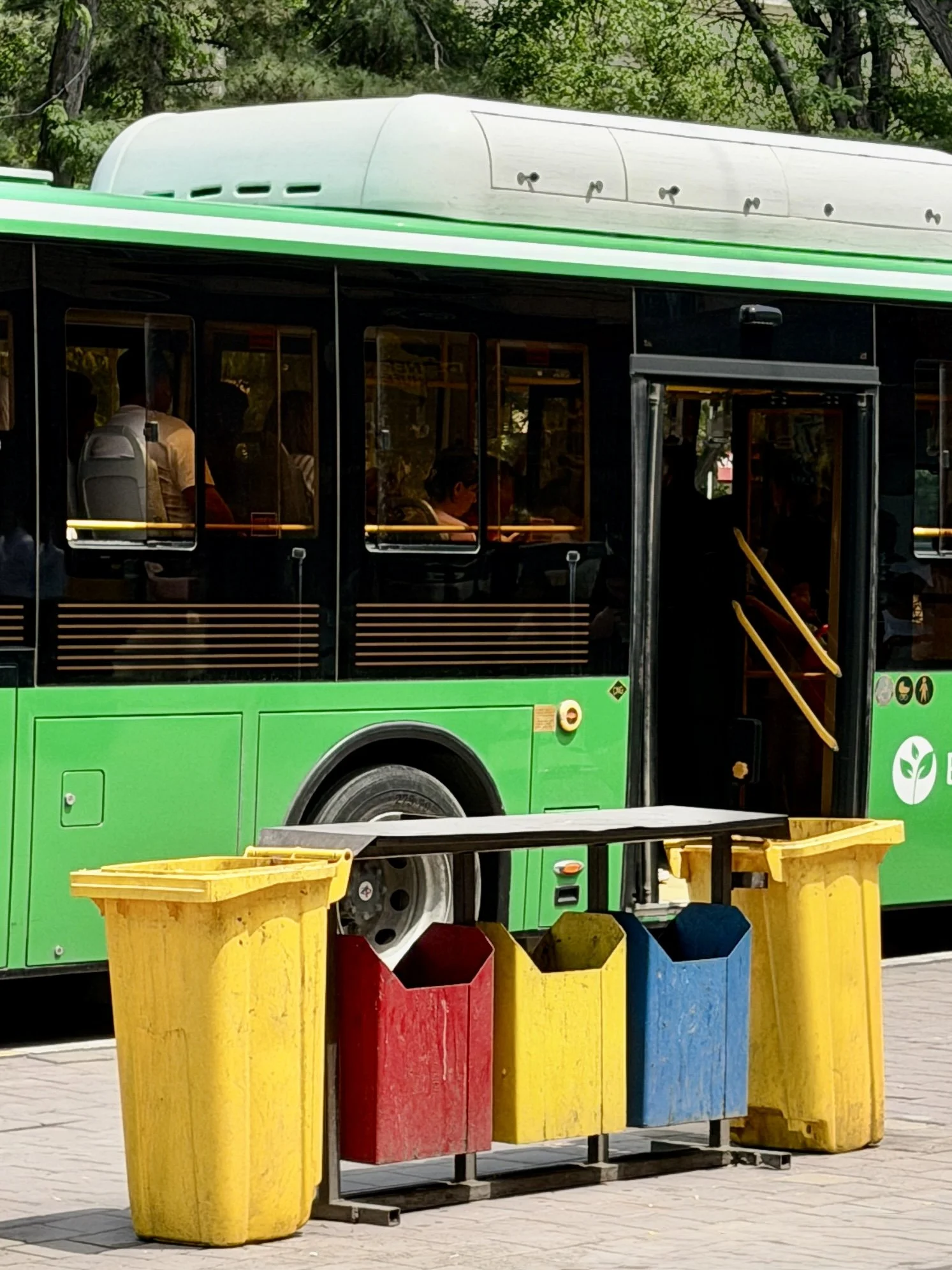 Kirgistan Reisebericht, Bus mit Müllbehältern davor, sehr bunt