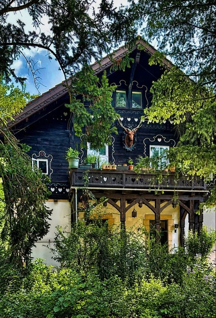 Berliner Mauerweg mit dem Fahrrad, Schweizerhaus Fernbach mit Holzfassade und Veranda
