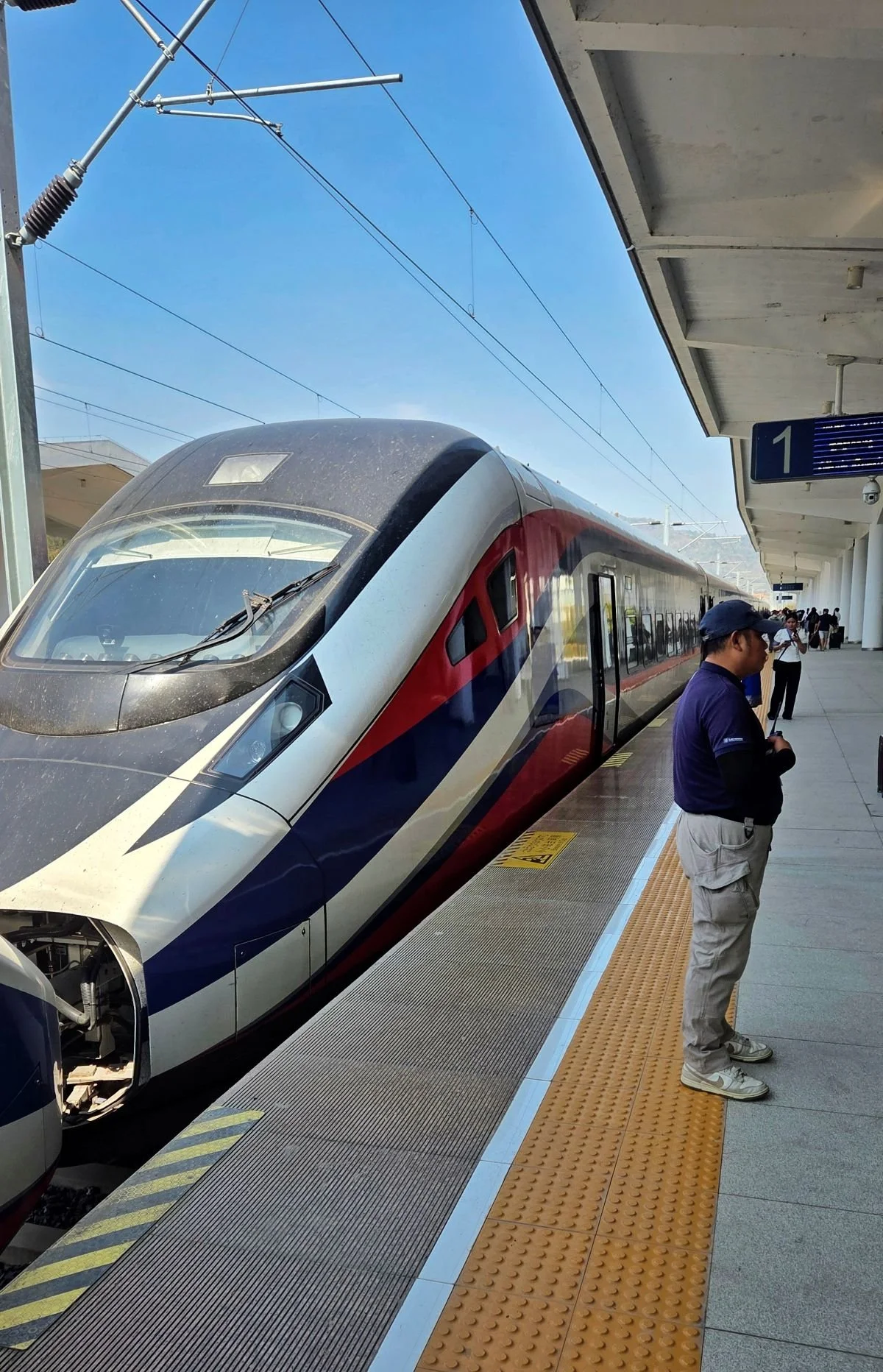 Laos - Rundreise auf eigene Faust - Schnellzug am Bahnhof von Luang Prabang