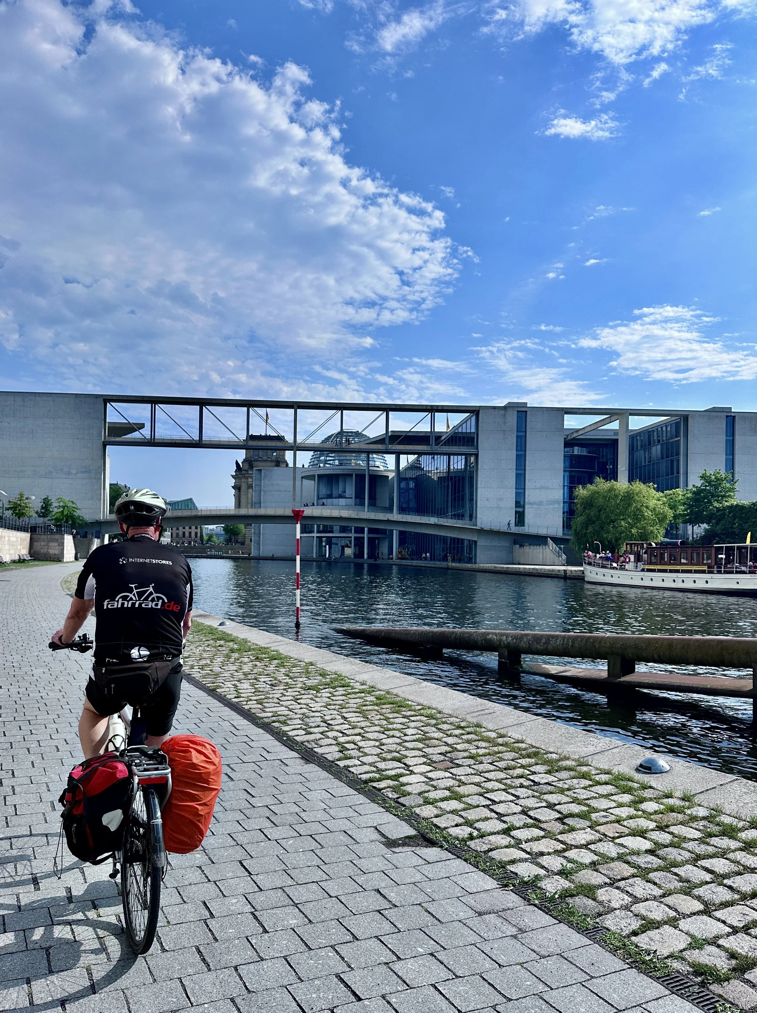 Berliner Mauerweg mit dem Fahrrad, Mann auf Fahrrad im Regierungsviertel