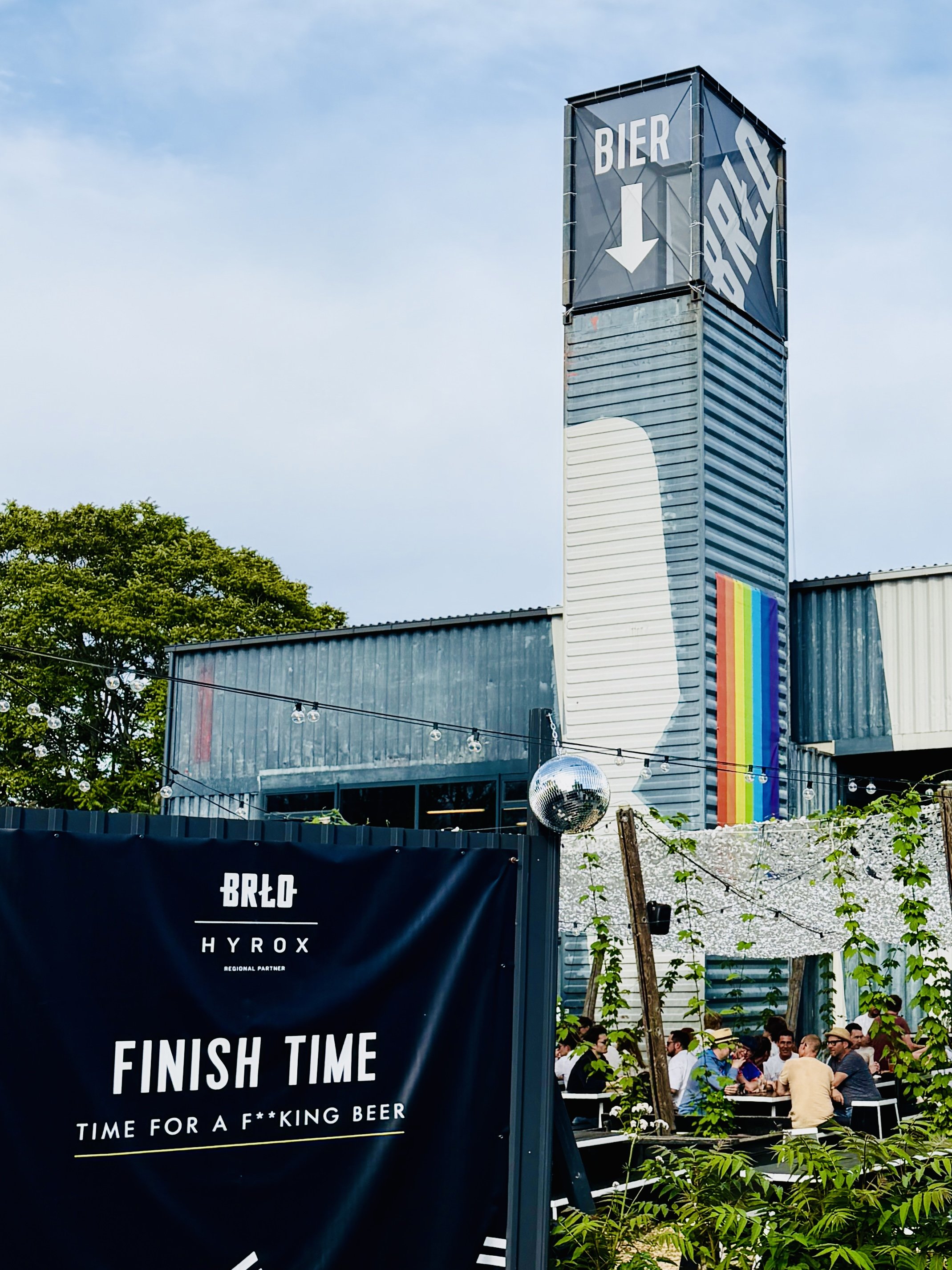 Auf dem Rad im Park am Gleisdreieck – die schönsten Parks in Berlin, BRLO Werbung am einem Turm