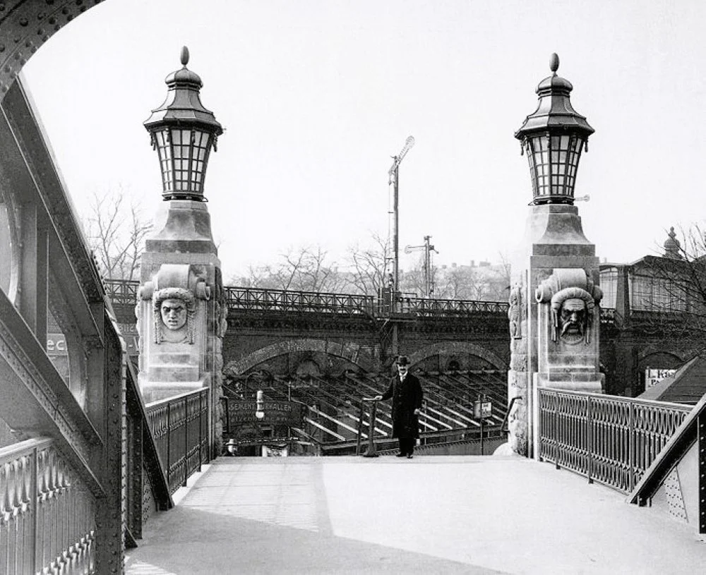 Berliner Brückengeschichten, historische Gaslaternen auf dem Gerickesteig