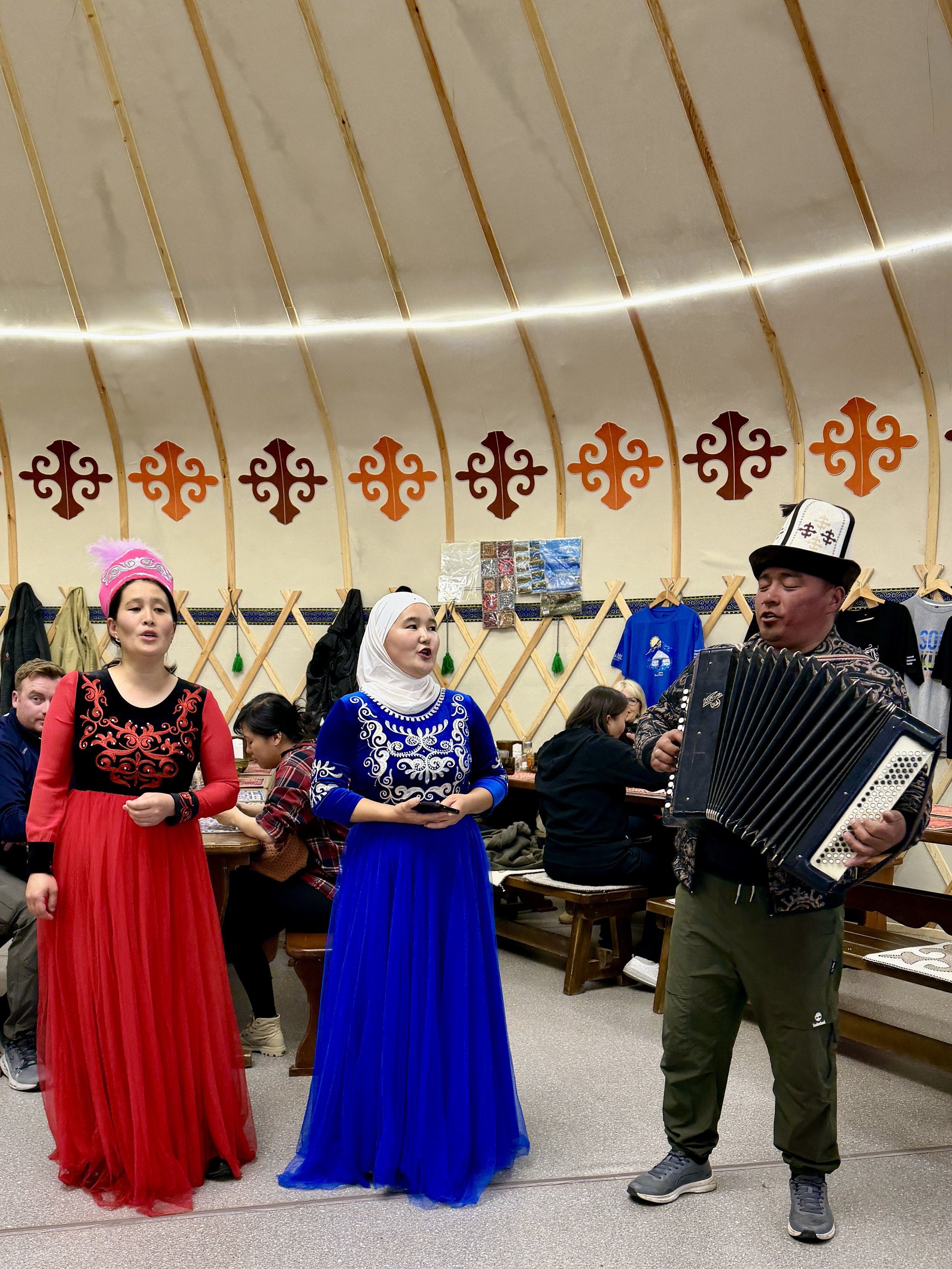 Kirgistan Reisebericht, drei Personen, die Musik machen am Son-Köl
