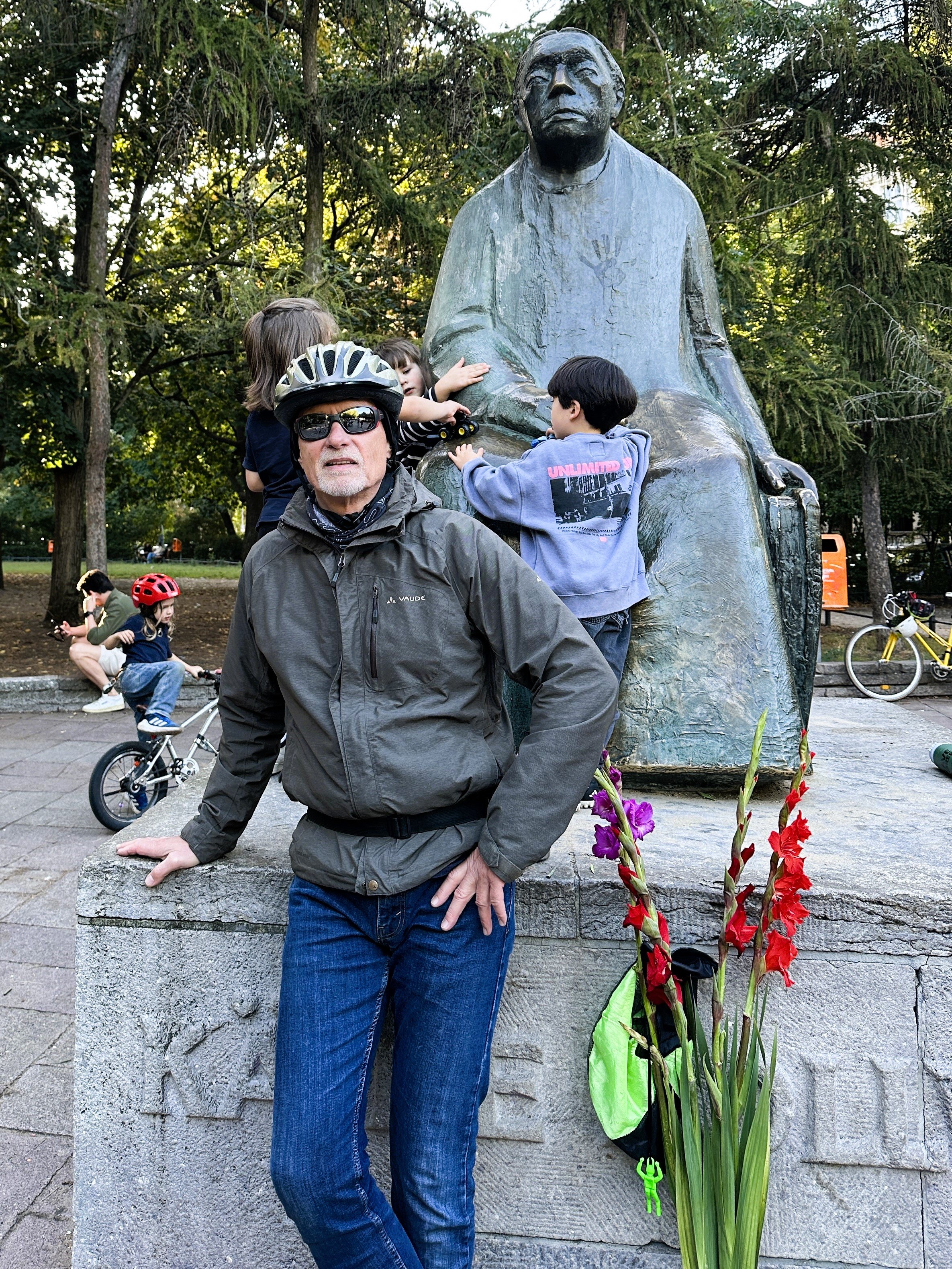 Berliner Bezirke mit dem Fahrrad erkunden, Statue der Käthe Kollwitz mit Mann davor und Kindern