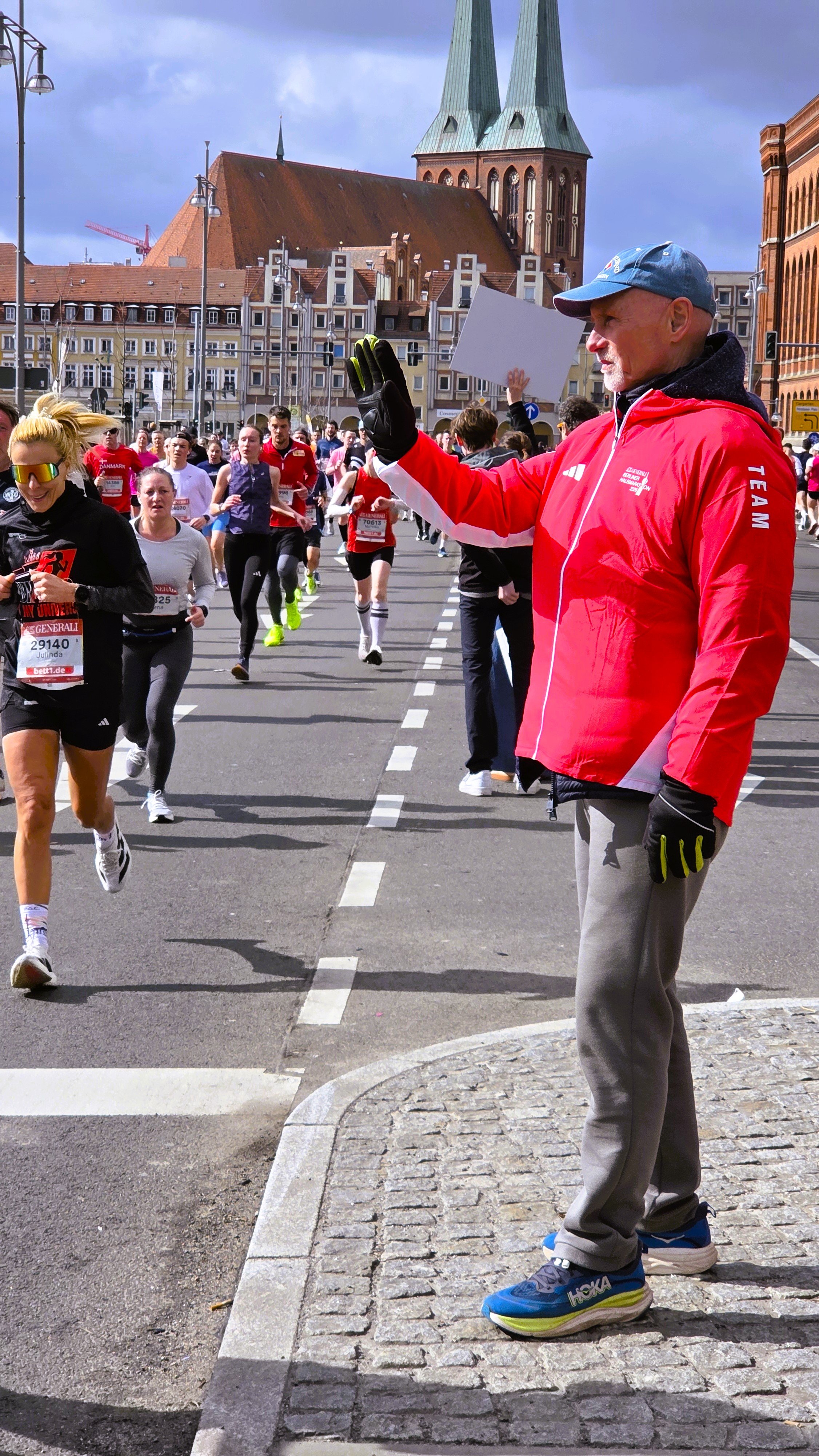 Ehrenamt für Senioren Berlin, Volunteer-Einsatz als Streckenposten beim Berliner Halbmarathon, Mann auf dem Mittelstreifen