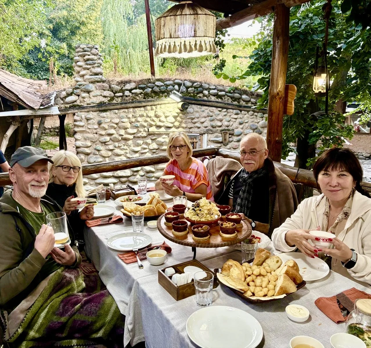 Kirgistan Reisebericht, Gruppe um einen Tisch herum sitzend