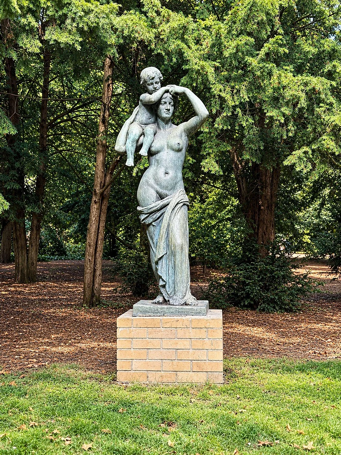 Berliner Bezirke mit dem Fahrrad erkunden, Figur Mutter mit Kind im Bose Park
