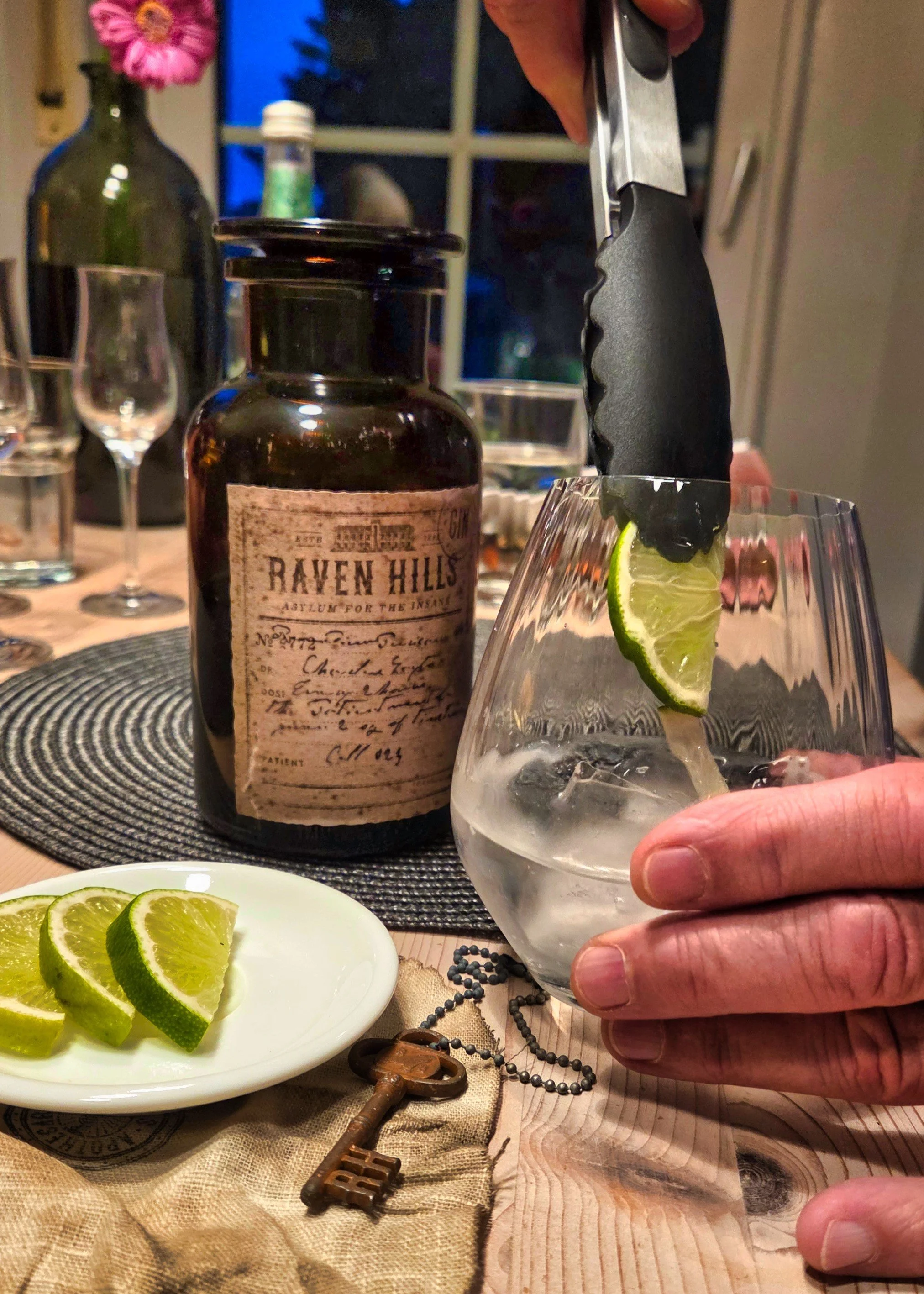 Gin-Tasting, Raven Hills, Ginglas mit einer Limettenscheibe füllend
