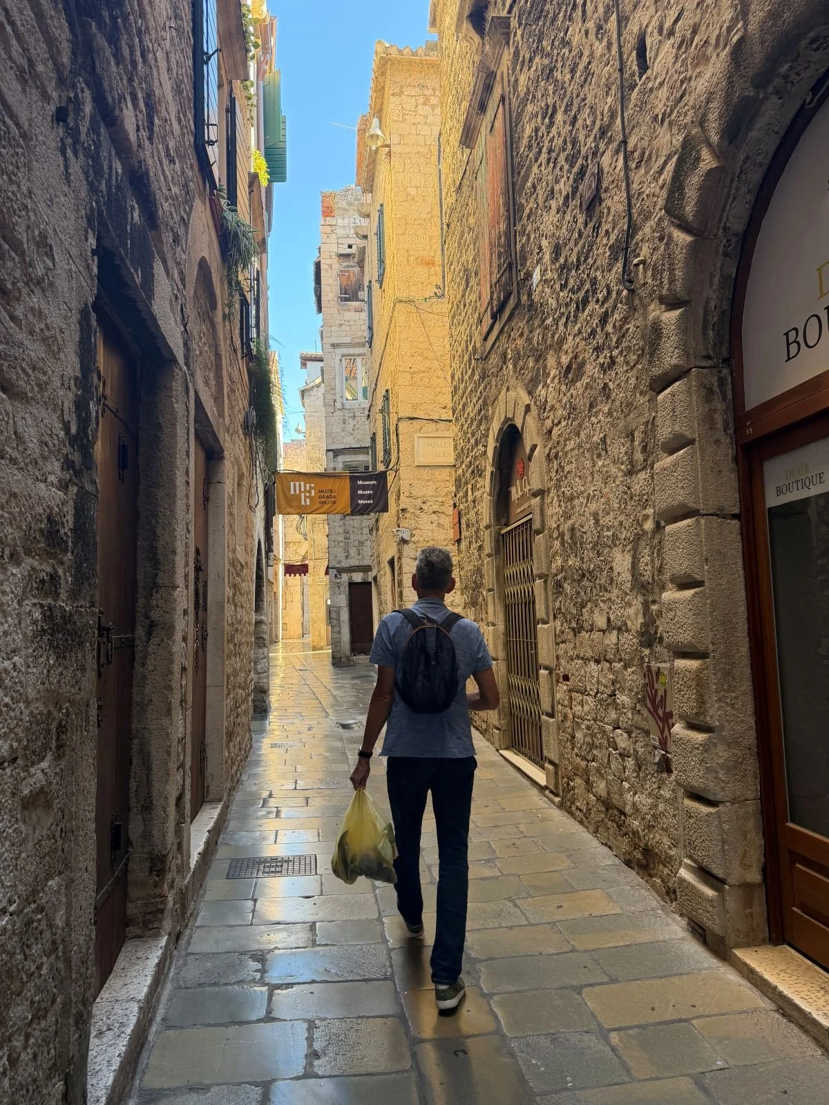 Split Reiseblog, Mann geht durch enge Gasse von Split