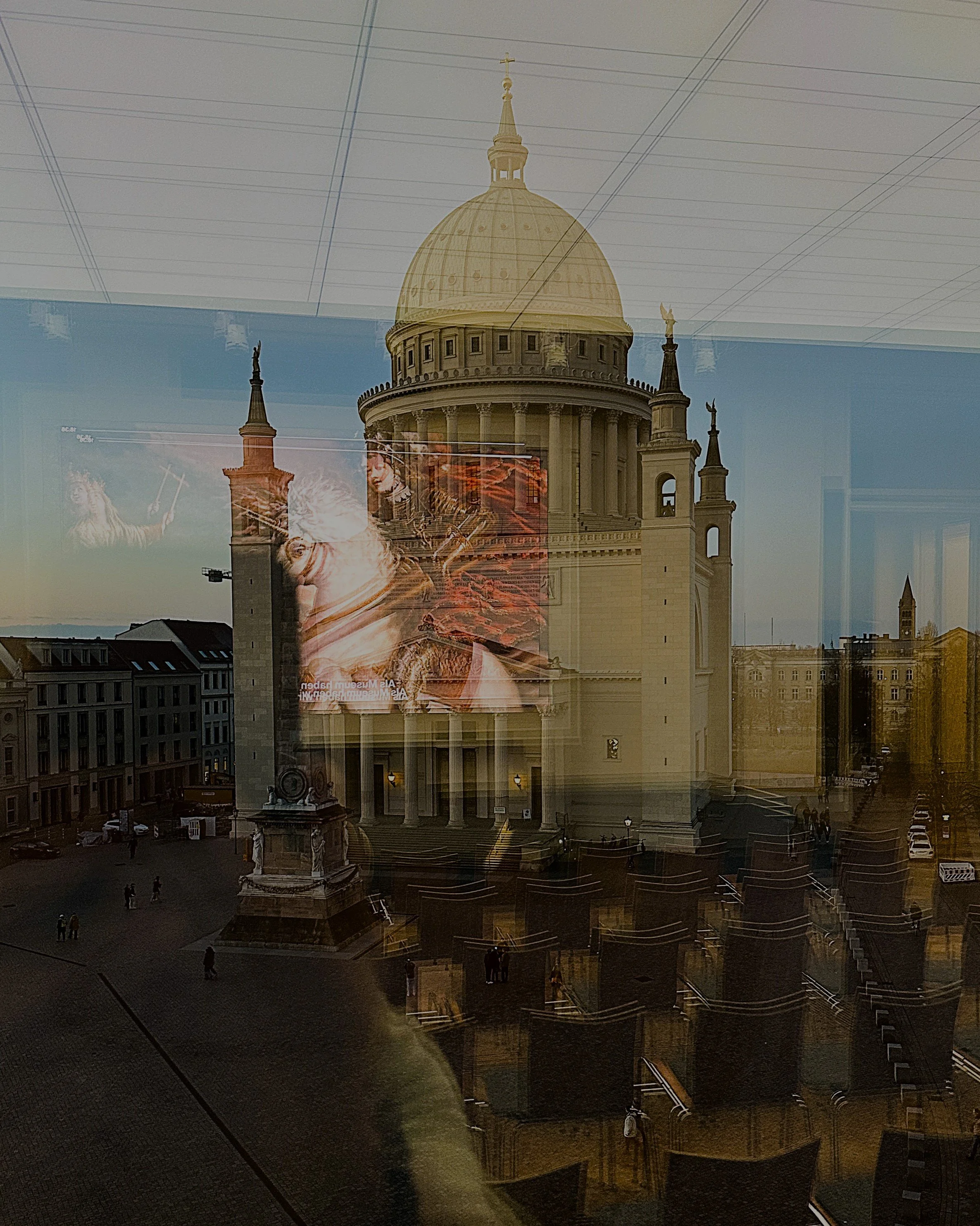 Einhorn. Das Fabeltier in der Kunst, Kuppel der Sankt Nikolai Kirche abends durch eine Fensterscheibe gesehen