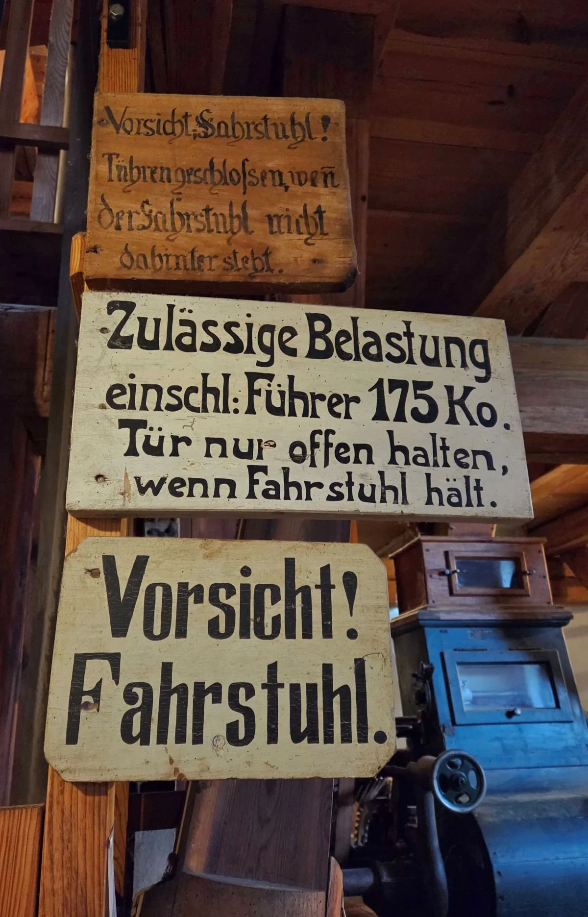 Ausflugsziel Brandenburg - Mühle Straupitz - Warnhinweise am Fahrstuhl der Mühle