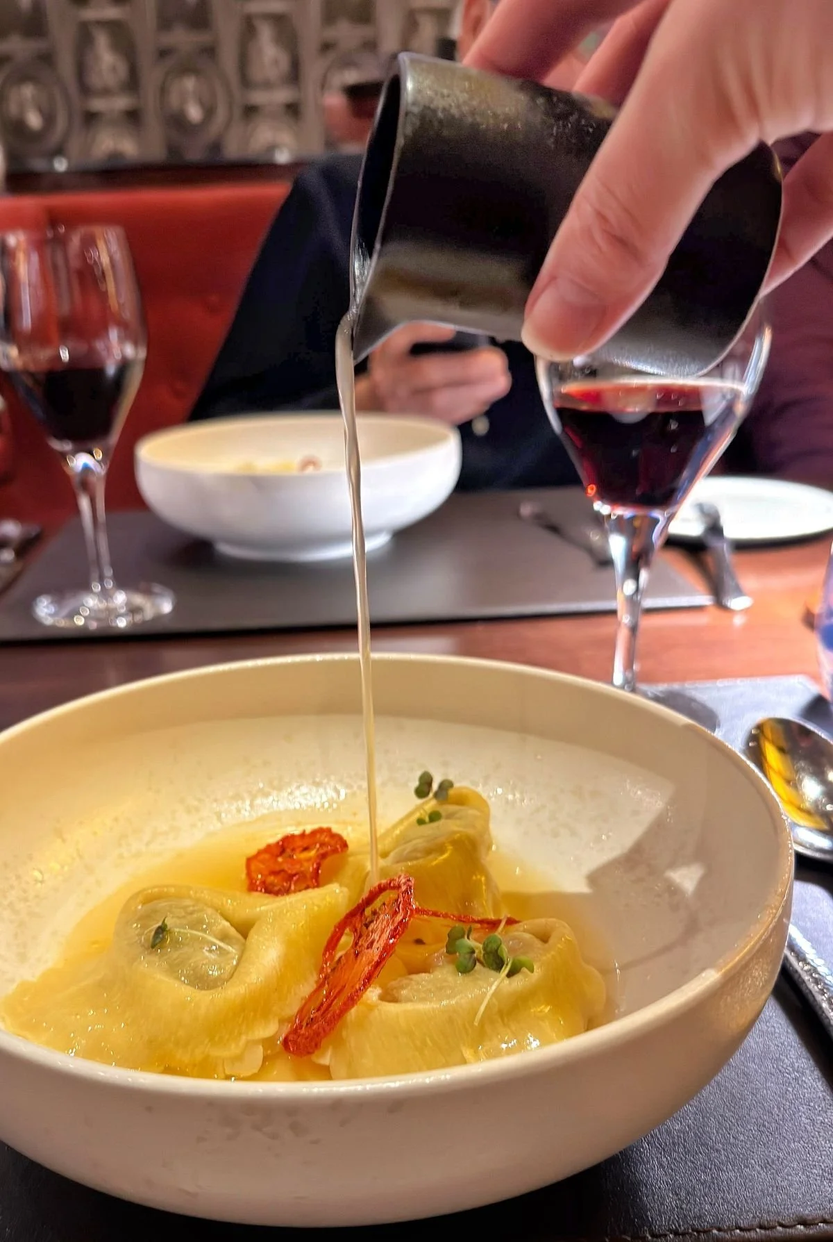 Tortellini werden angegossen - Morgenpost-Menü März 2026 - JW Steakhouse