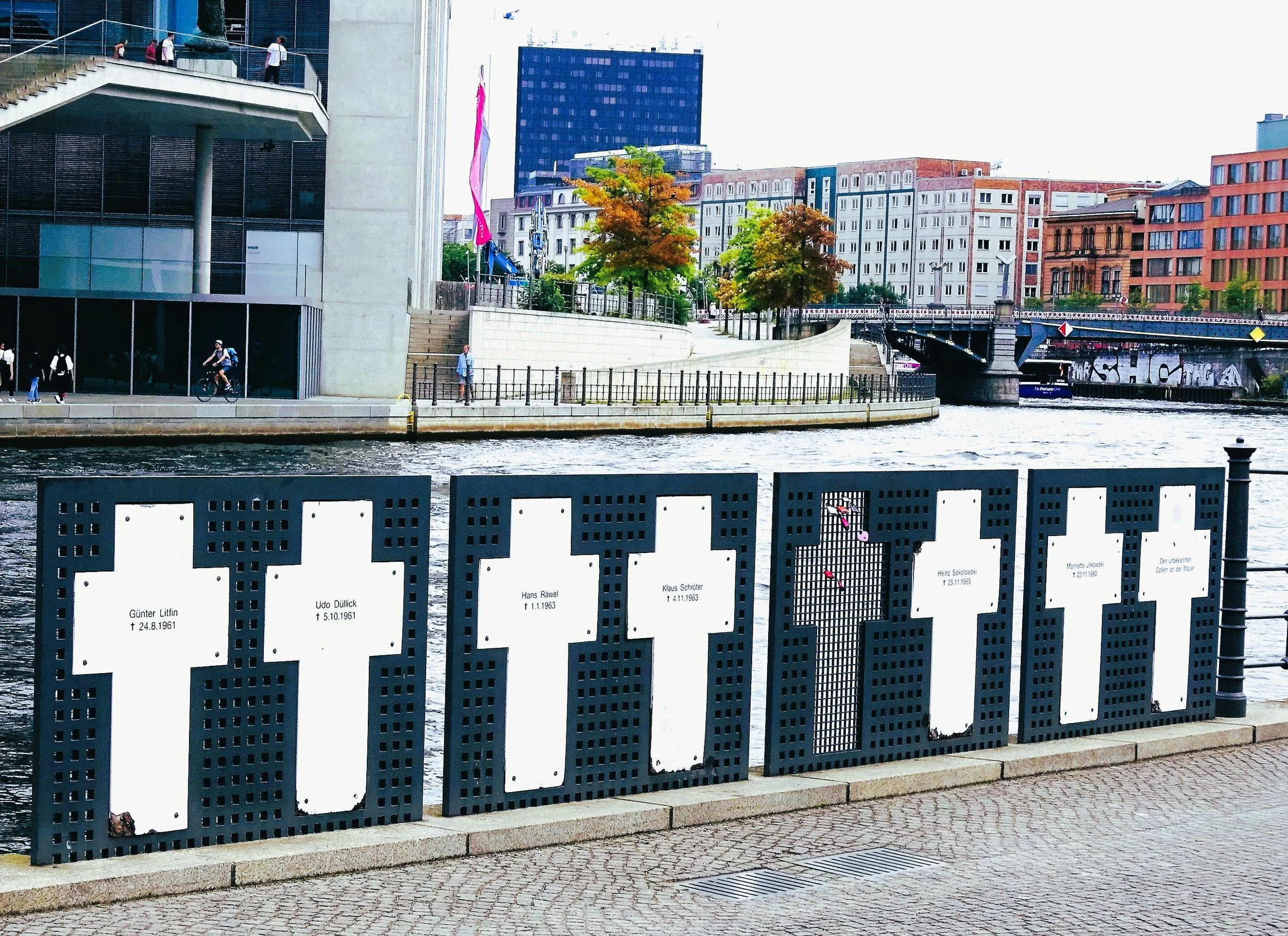 Berliner Brückengeschichten, weiße Kreuze, Mahnmal an der Spree, Opfern der Mauer gewidmet