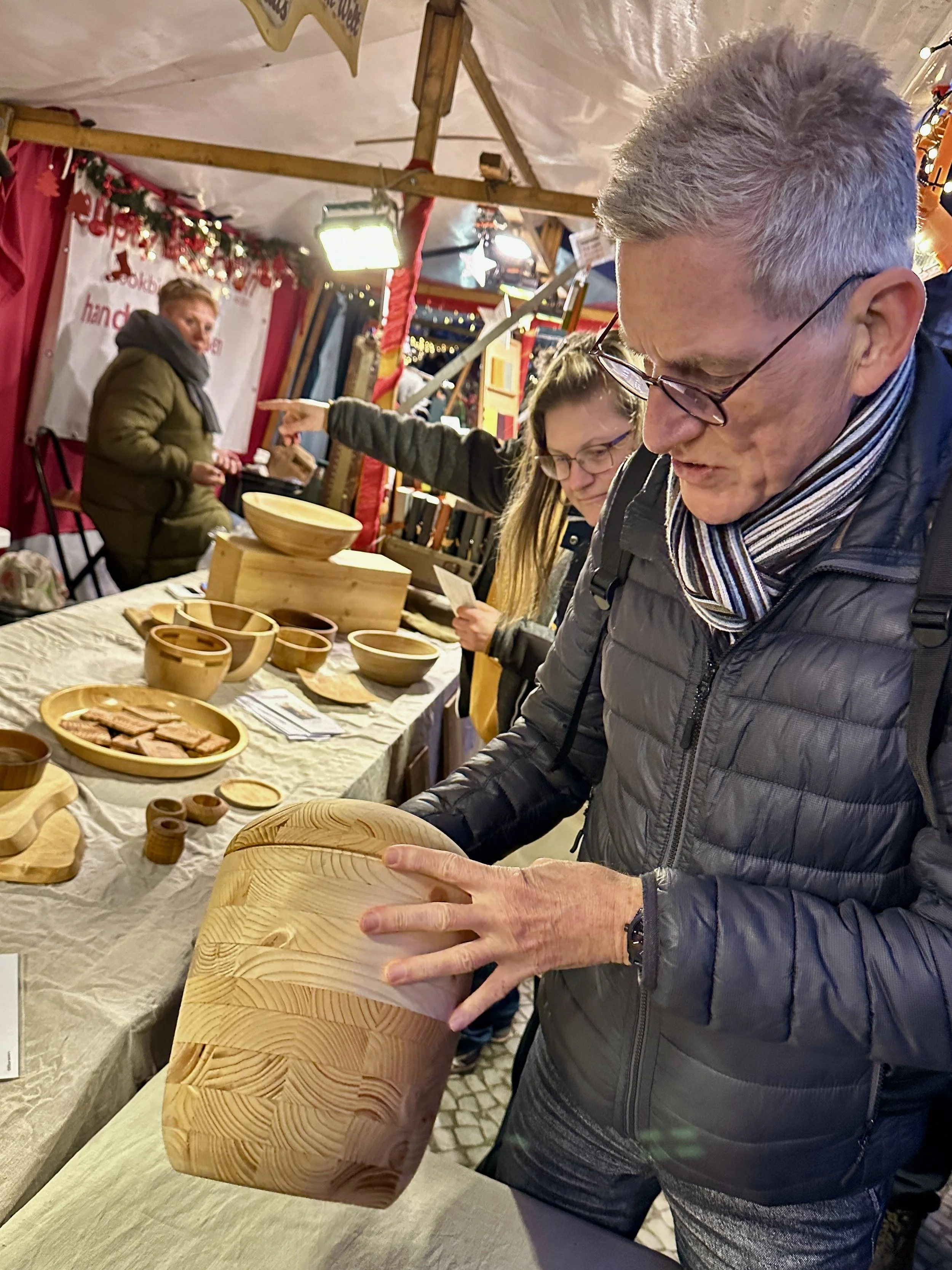Weihnachtsgruß 2025, Advent-Künstlerstation am Mexikoplatz, Weihnachtsmarkt, Mann mit Holzurne