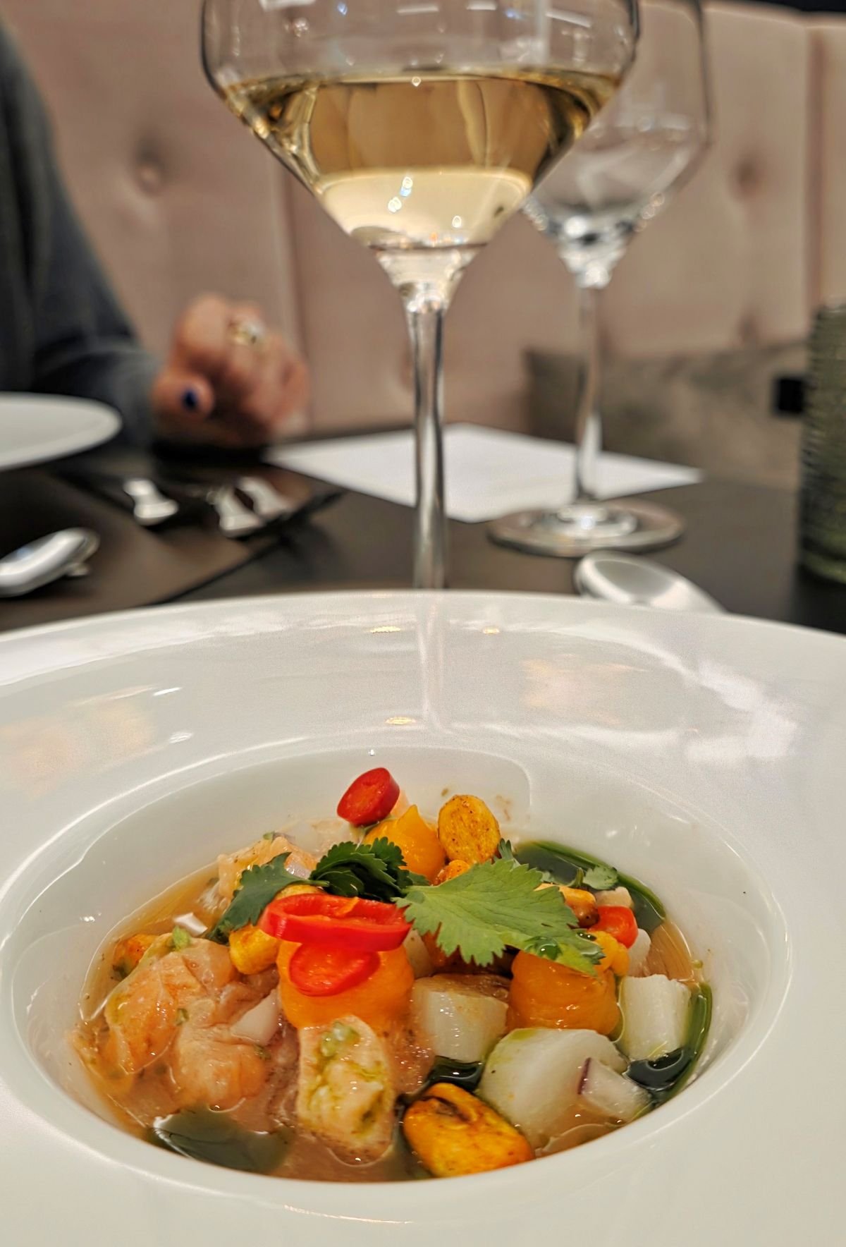 Weißer Teller mit Ceviche vom Lachs -Morgenpost-Menü April 2026 - Heritage