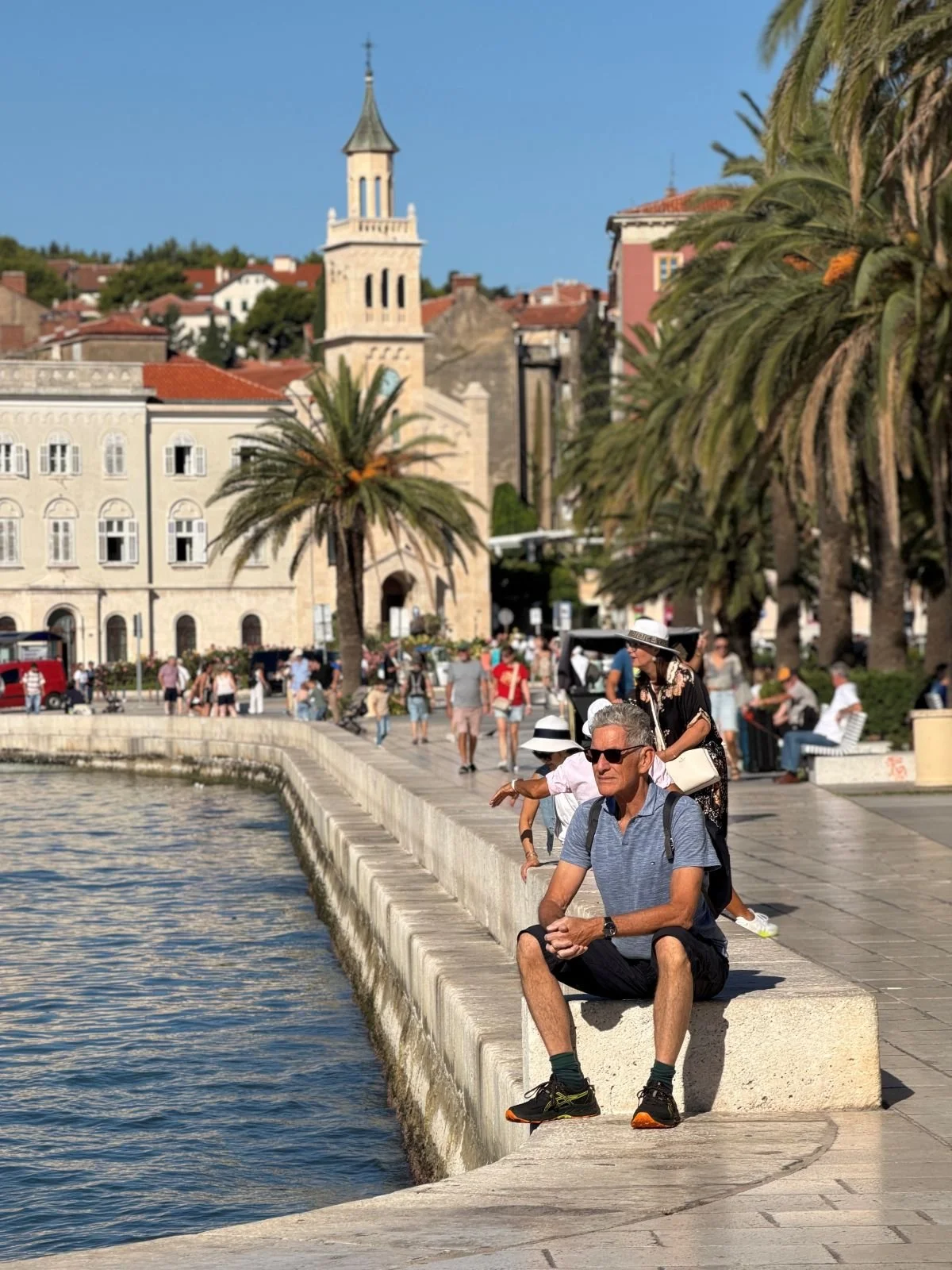 Split Reiseblog, Mann sitzt auf der Kaimauer an der Riva von Split