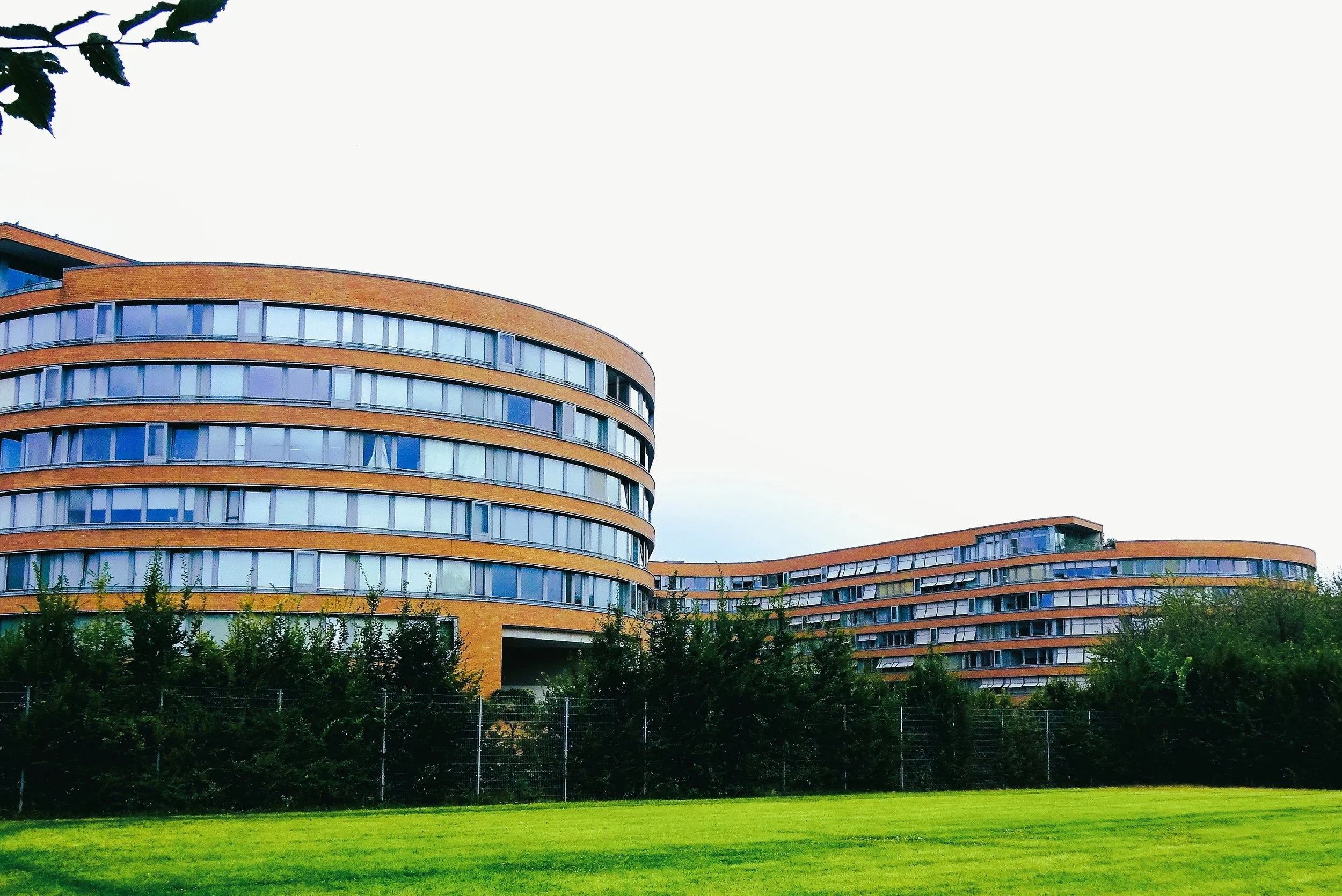 Berliner Brückengeschichten, Gebäude "Die Bundesschlange"