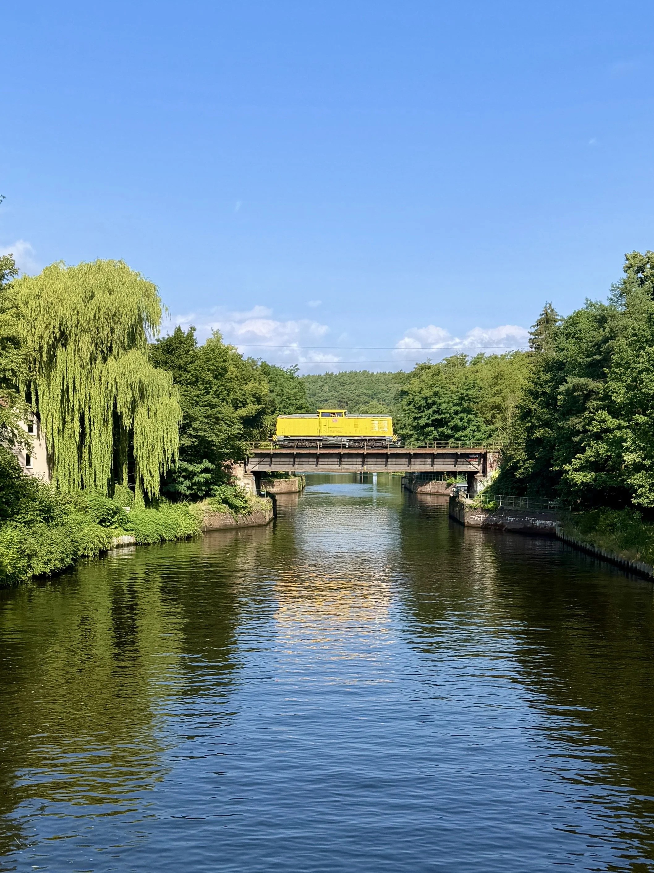 Berliner Mauerweg mit dem Fahrrad, Treidellok auf Eisenbahnbrücke und Wasser