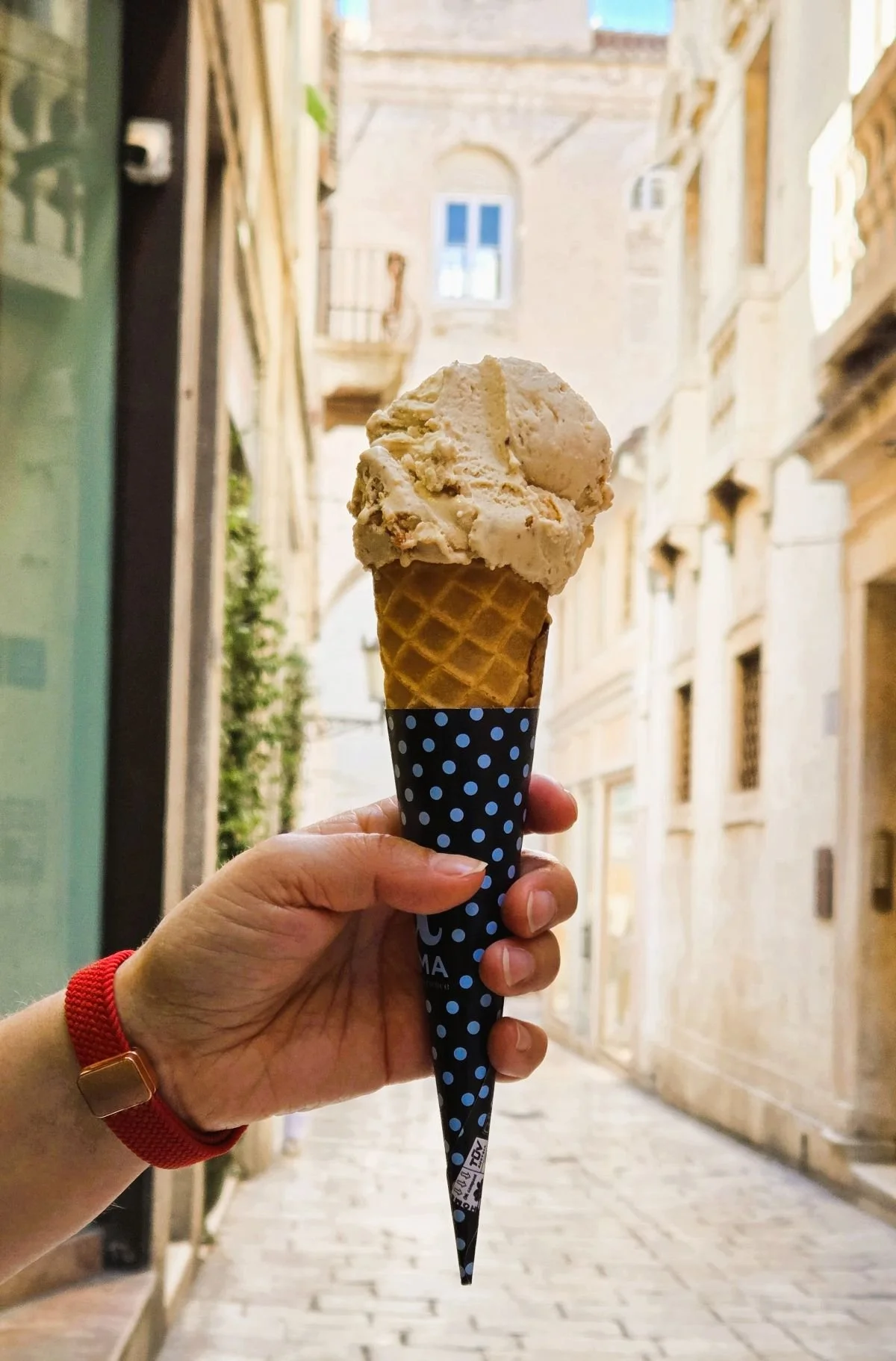 Split-Reisebericht, eine Tüte Eis in der Hand vor alten Häusern