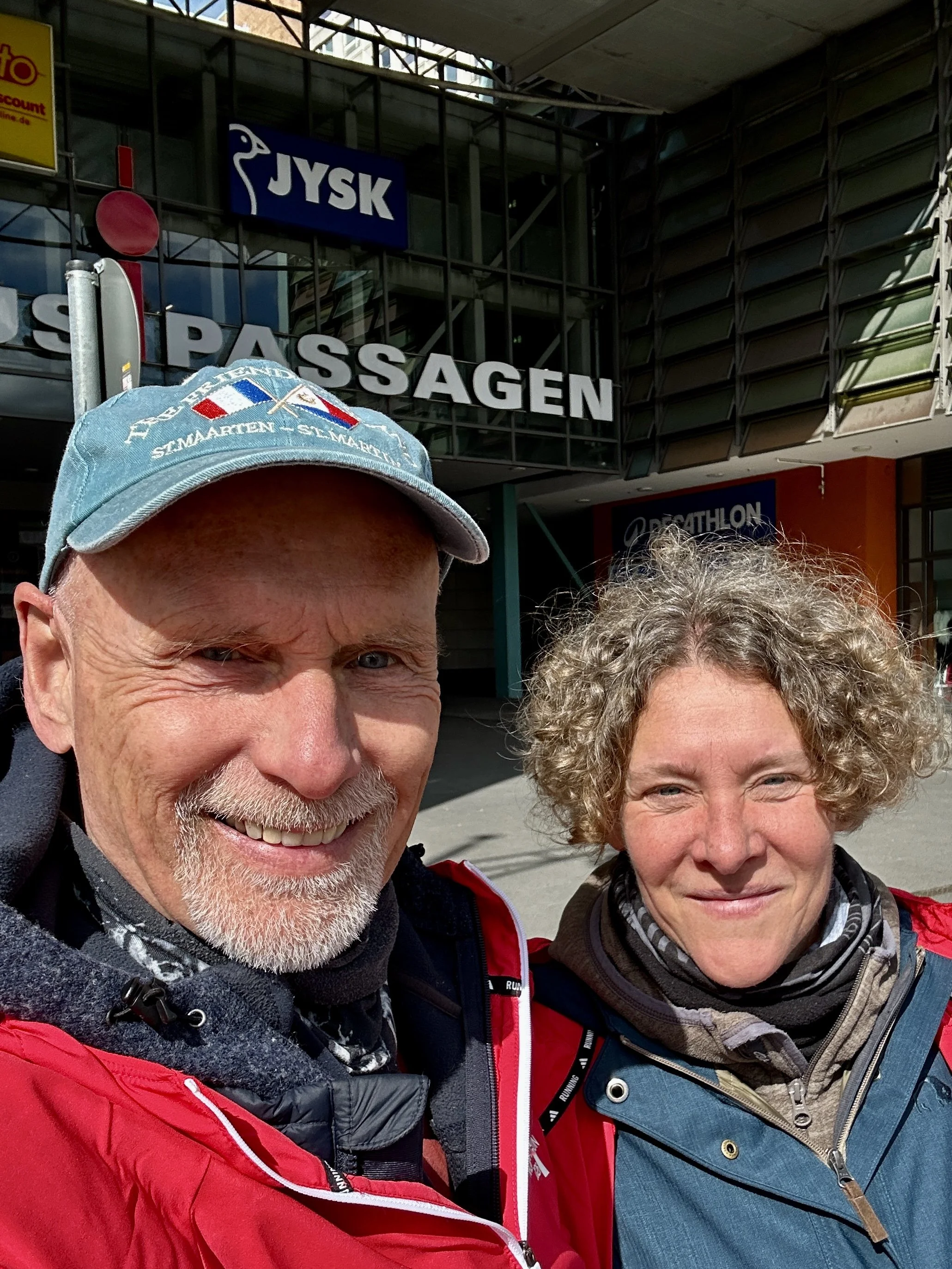 Ehrenamt für Senioren Berlin, Volunteer-Einsatz als Streckenposten beim Berliner Halbmarathon, Mann und Frau in die Kamera lächelnd