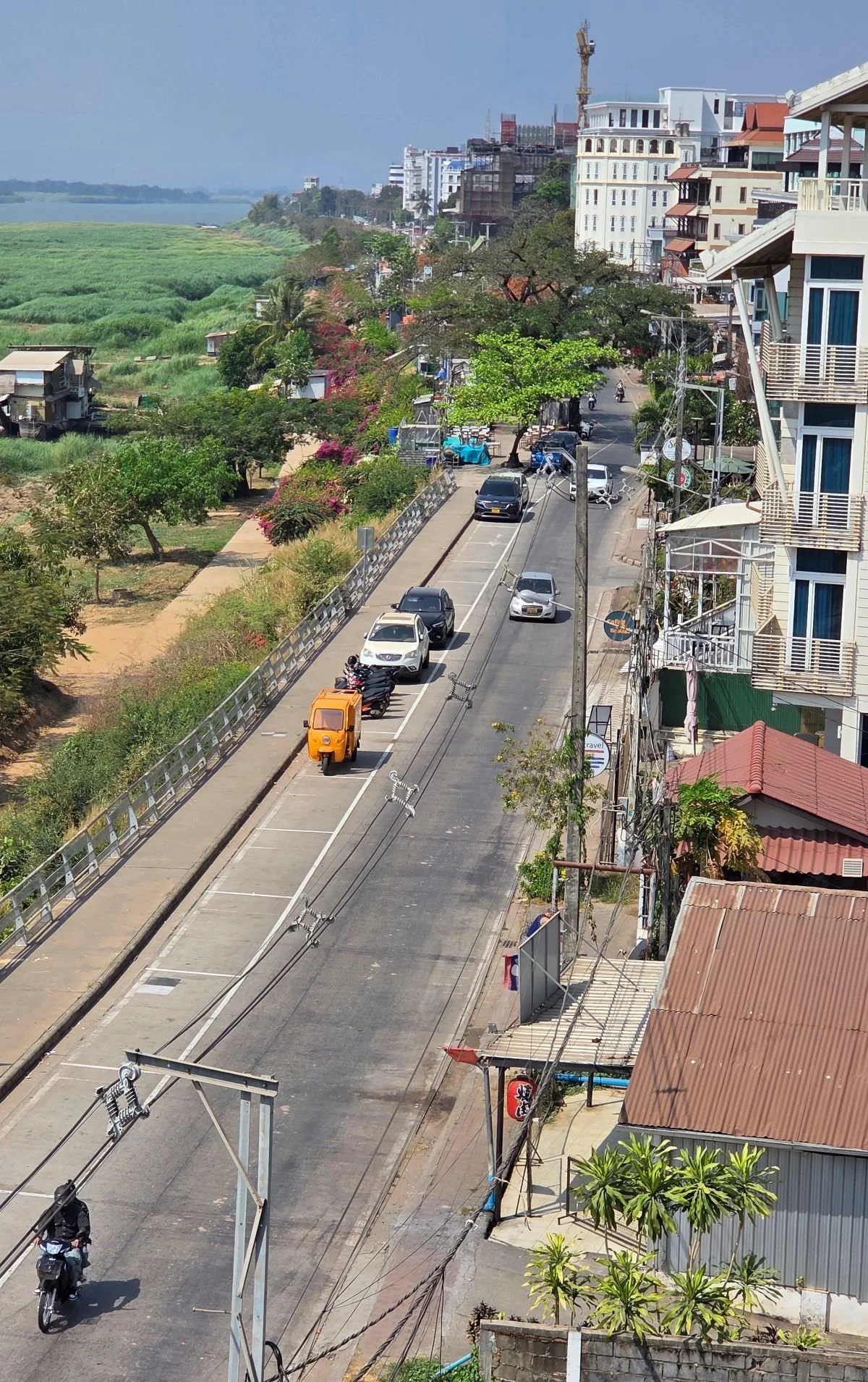 Laos - Rundreise auf eigene Faust - Hochhausblick auf Straße in Vientiane