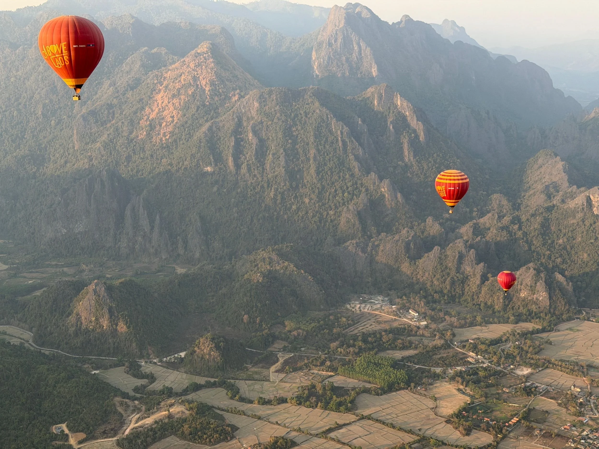Laos - Rundreise auf eigene Faust - Drei Heißlutfballons über den Karstbergen von Vang Vieng