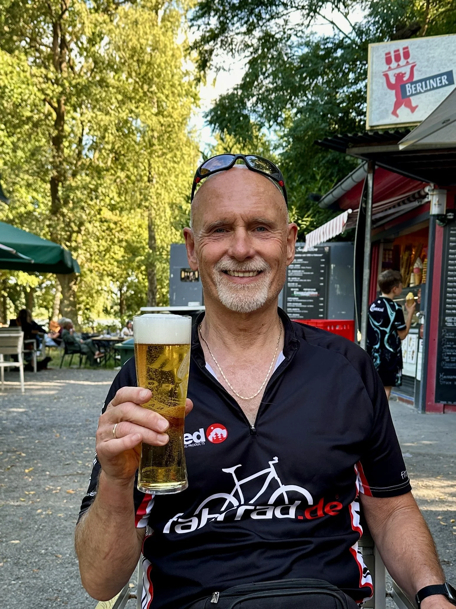Berliner Mauerweg mit dem Fahrrad, Mann mit Bier in der Hand