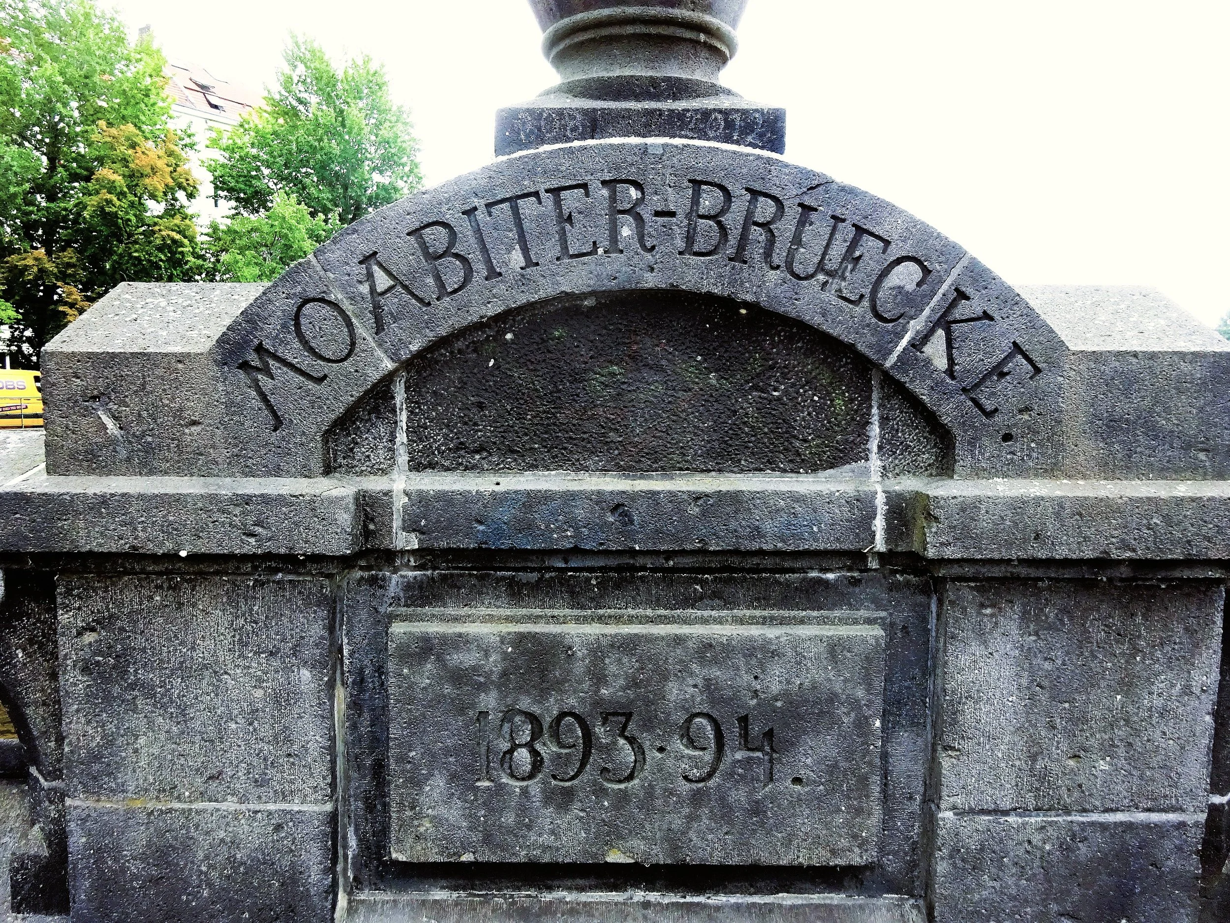 Berliner Brückengeschichten, Tafel an der Berliner Brücke