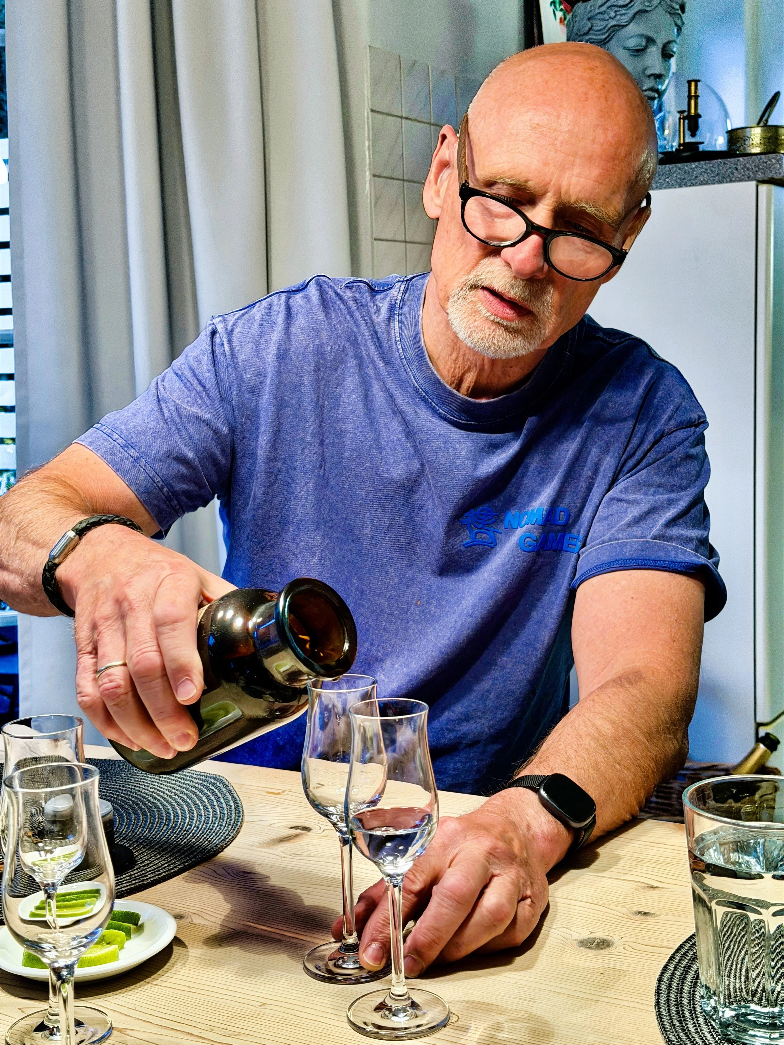 Gin-Tasting, Raven Hills, Mann beim Eingießen