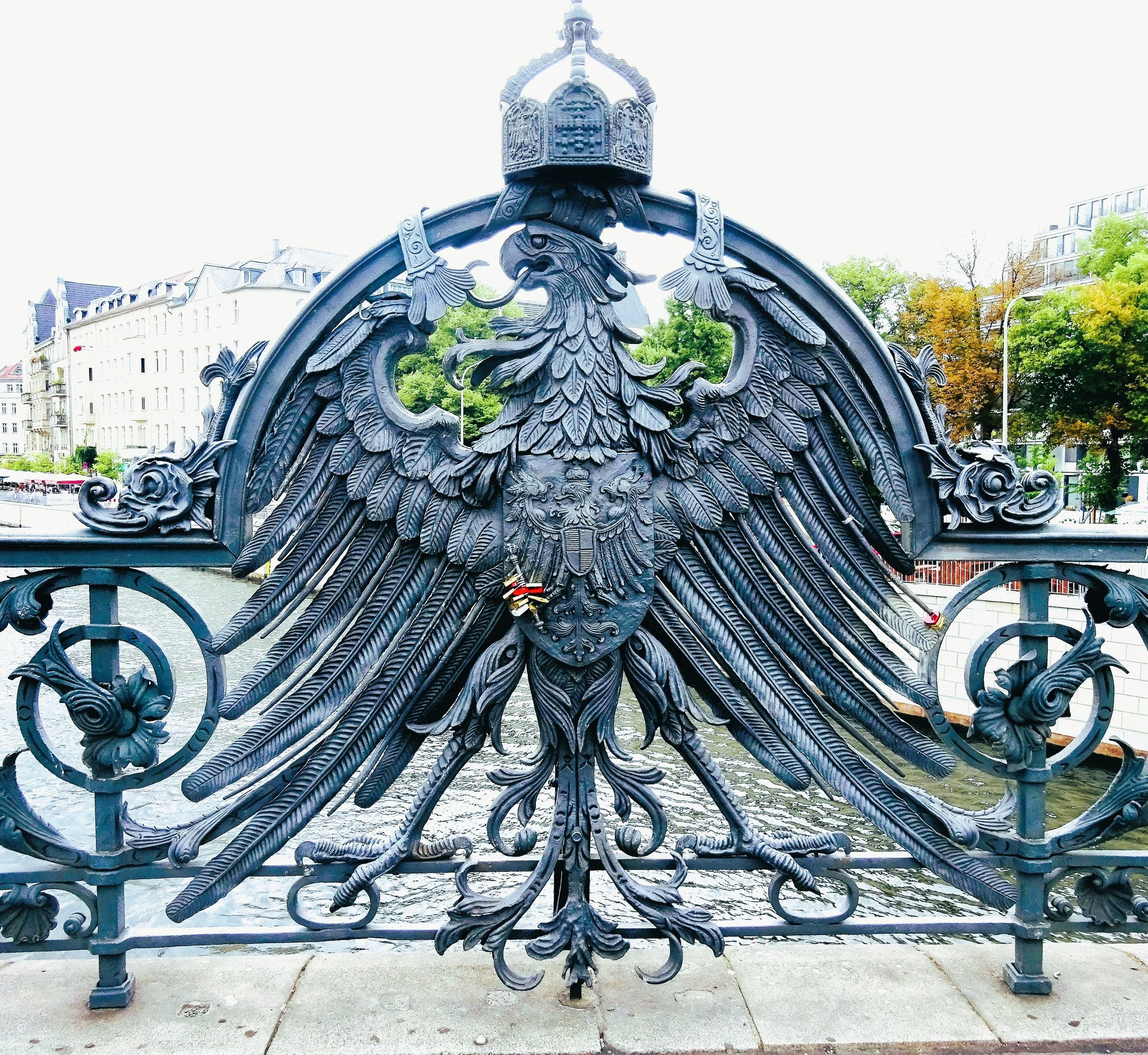 Berliner Brückengeschichten, Adler der Weidendammer Brücke
