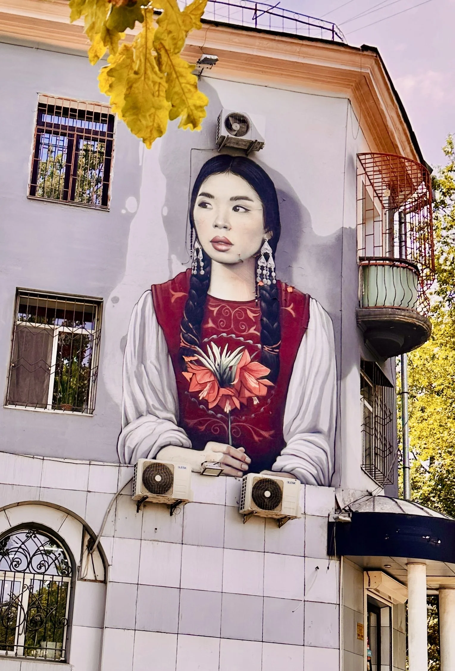 Kirgistan Reisebericht, Frauenbild auf Hauswand in Bishkek