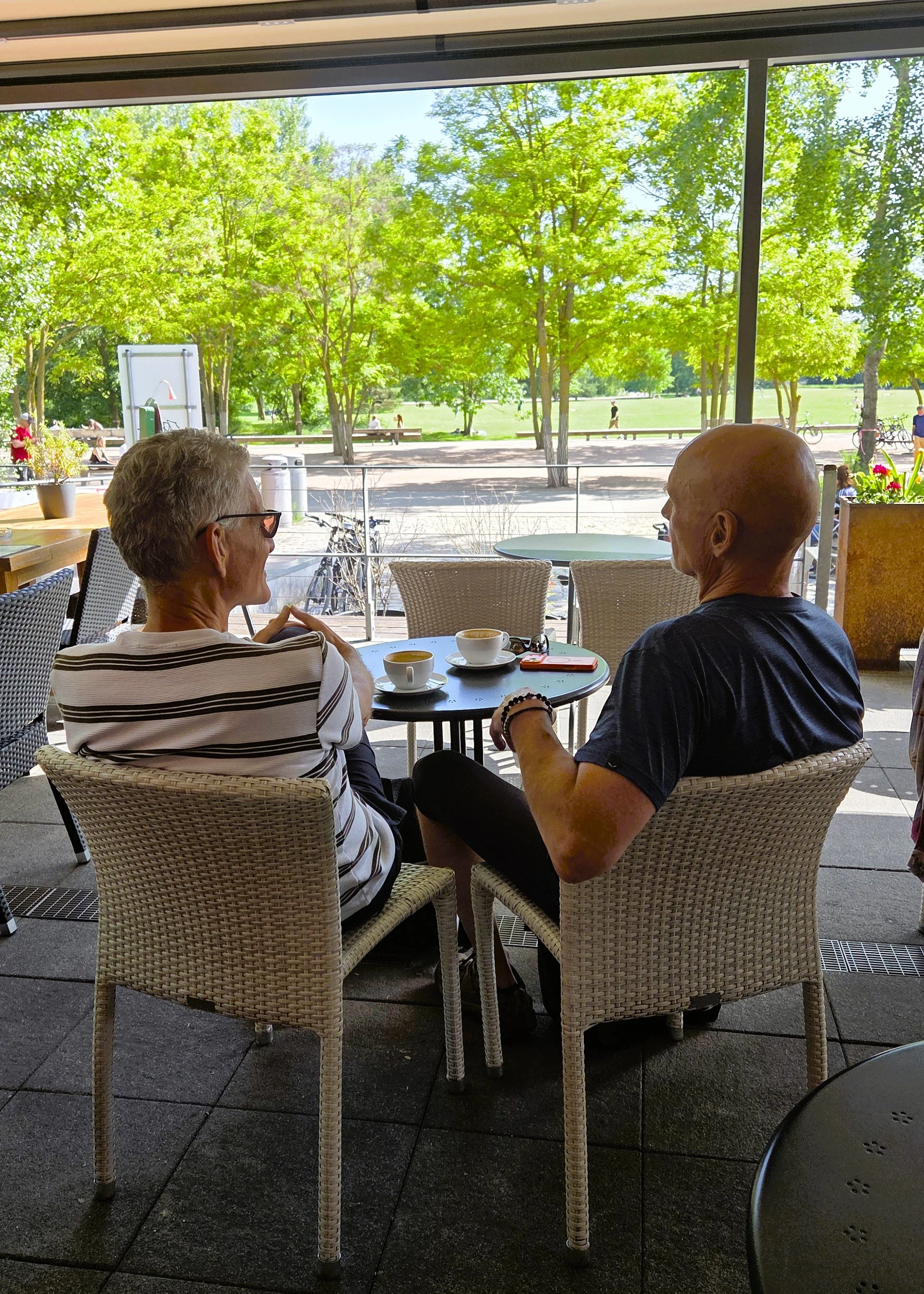 Auf dem Rad im Park am Gleisdreieck – die schönsten Parks in Berlin, zwei Männer im Café von hinten