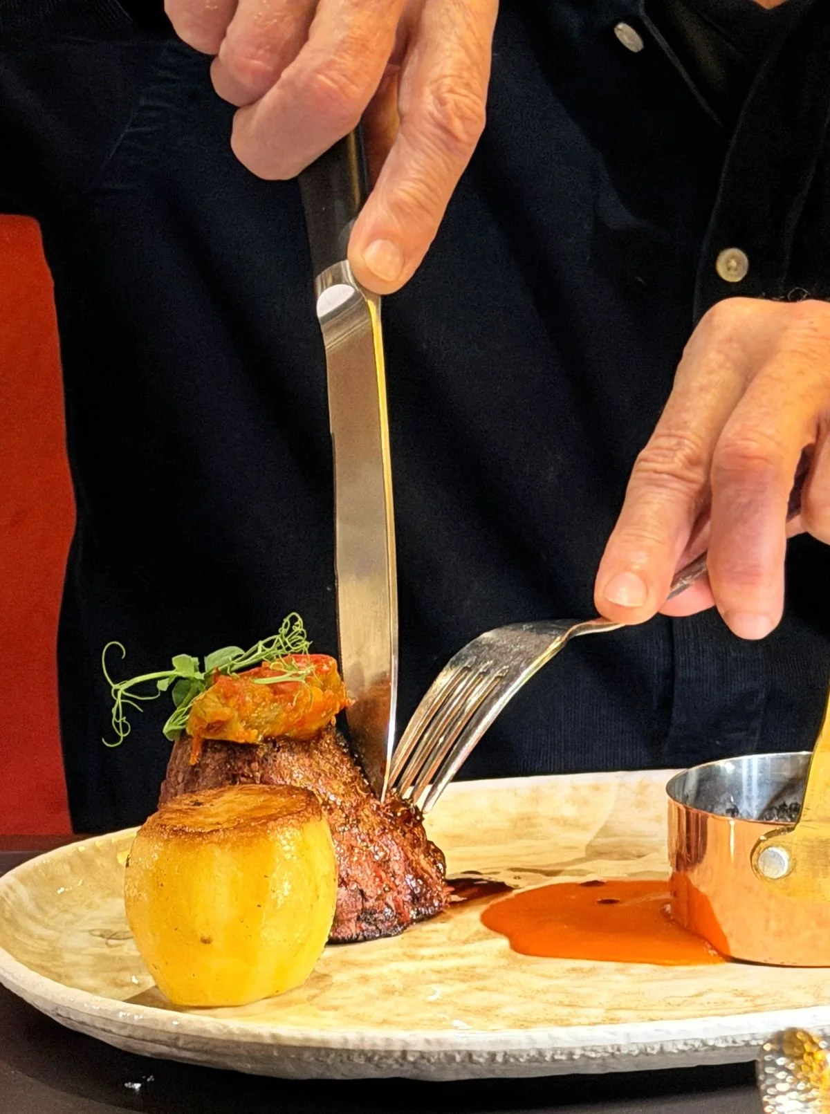 Steak wird mit Messer angeschnitten -Morgenpost-Menü März 2026 - JW Steakhouse