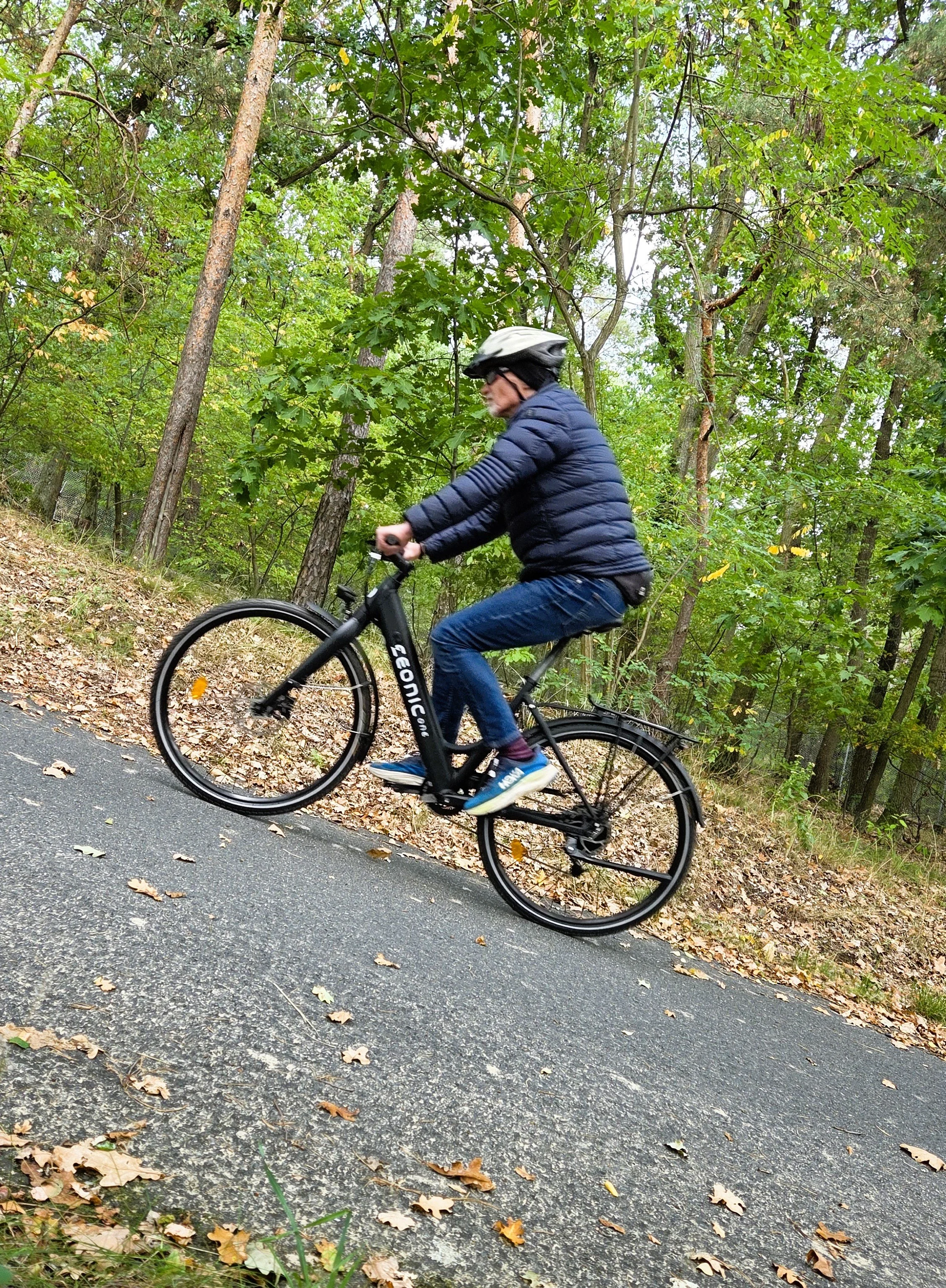 E-Bike-Test, Mann auf Fahrrad auf einem steilen Radweg