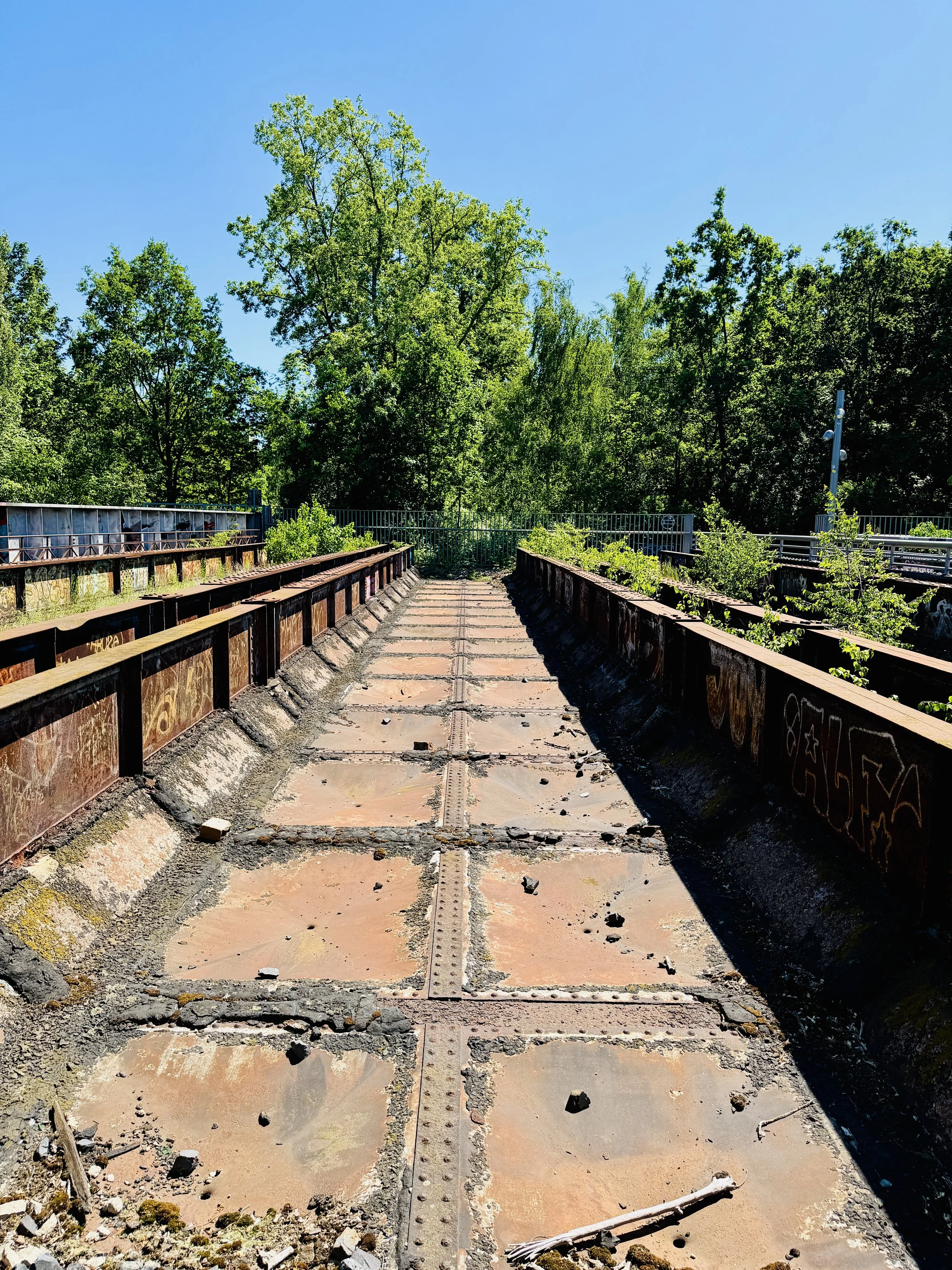 Auf dem Rad im Park am Gleisdreieck – die schönsten Parks in Berlin, Metalleisenbahnbrücke ohne Gleise an der Yorckstraße in Berlin