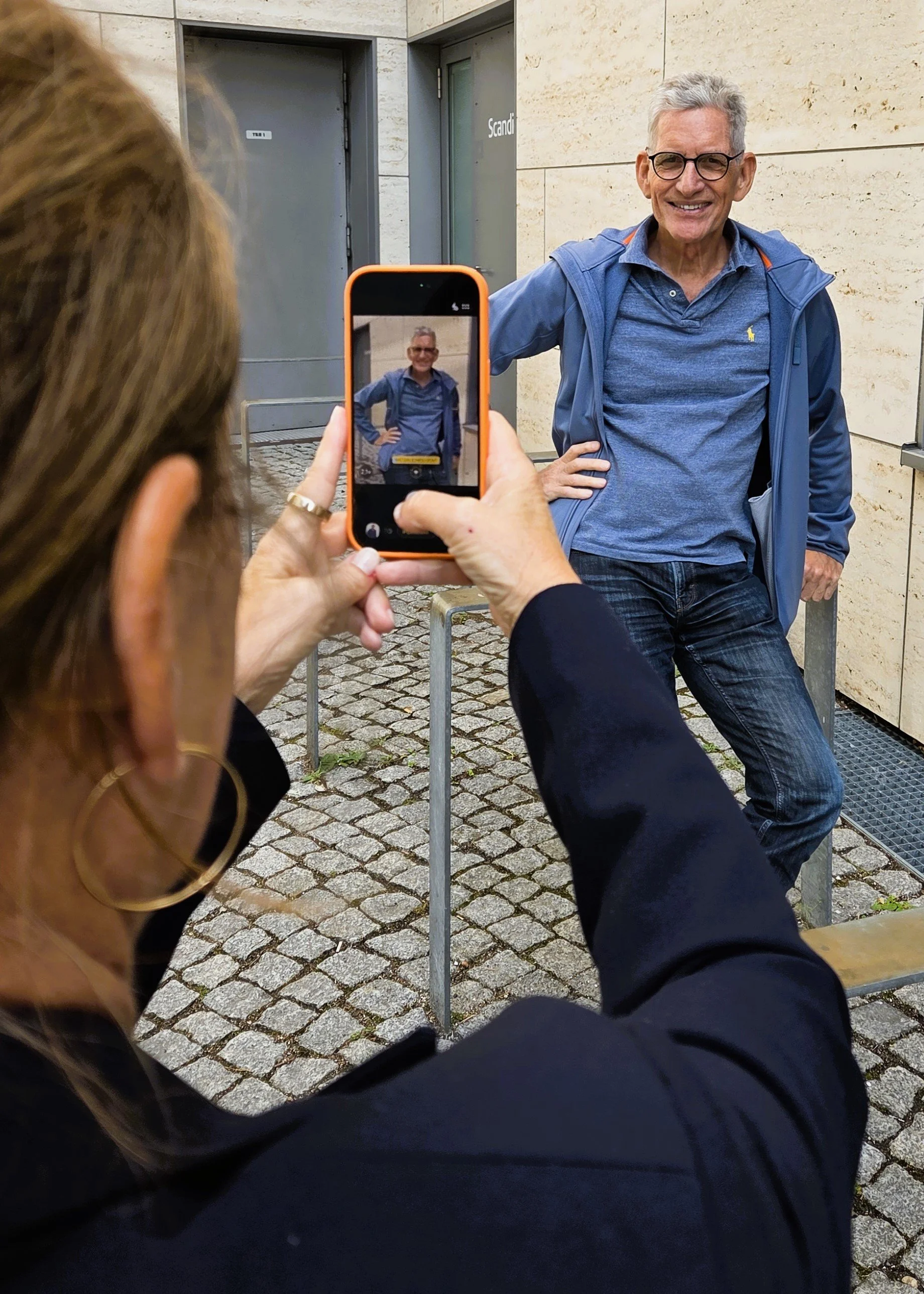 Making of … wie grad60.com in ein Buch kommt, Mann mit Martina Wetzel beim Fotoshooting