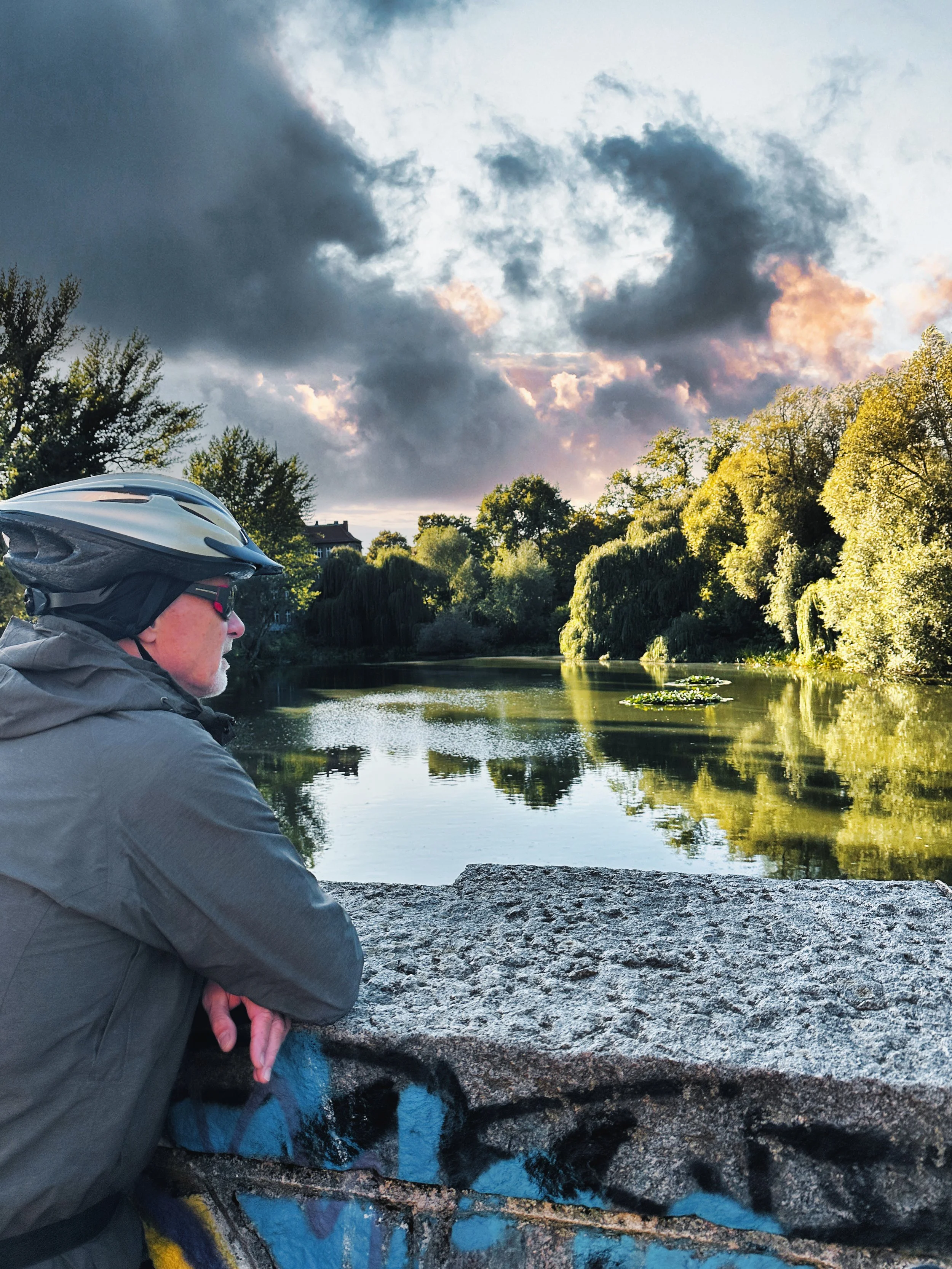 Berliner Bezirke mit dem Fahrrad erkunden, Mann am Wasser mit Park