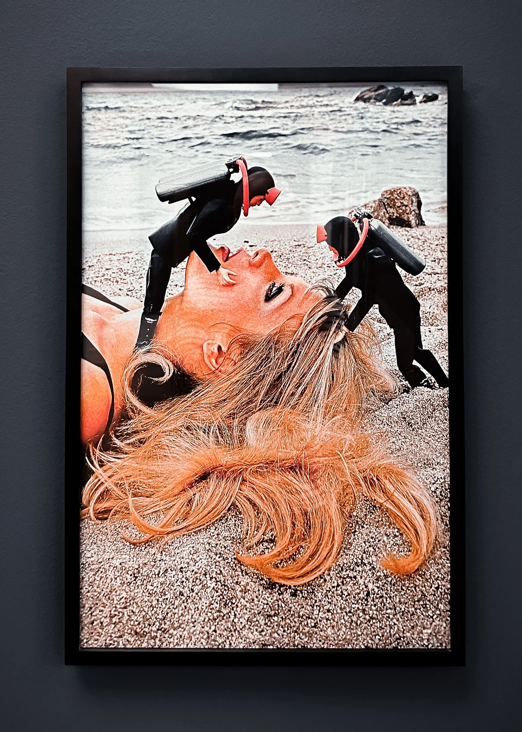 Fotos von Helmut Newton im Museum, Frauenkopf mit Taucherfiguren