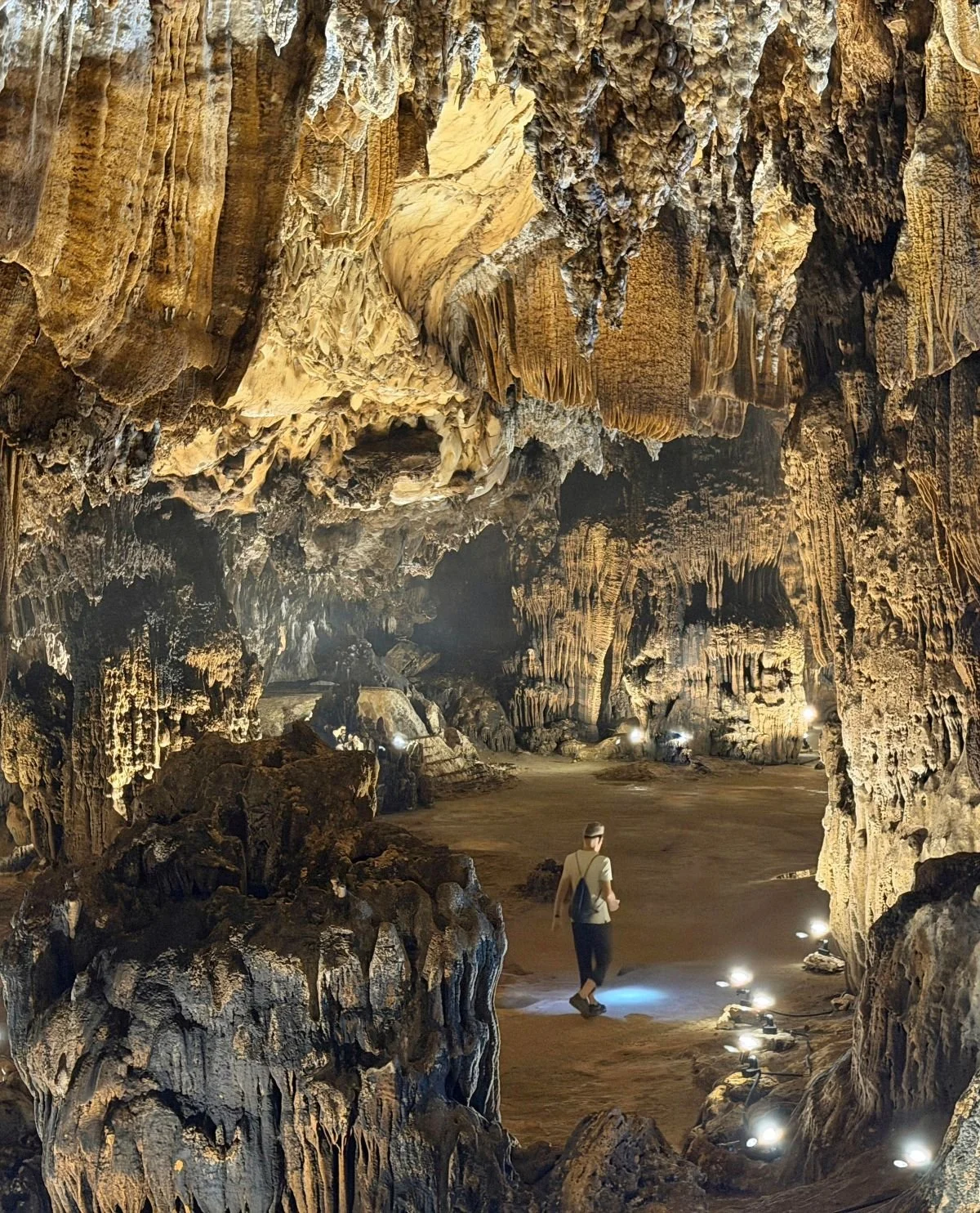 Laos - Rundreise auf eigene Faust - Beleuchtete Schmuckhöhle bei Vang Vieng