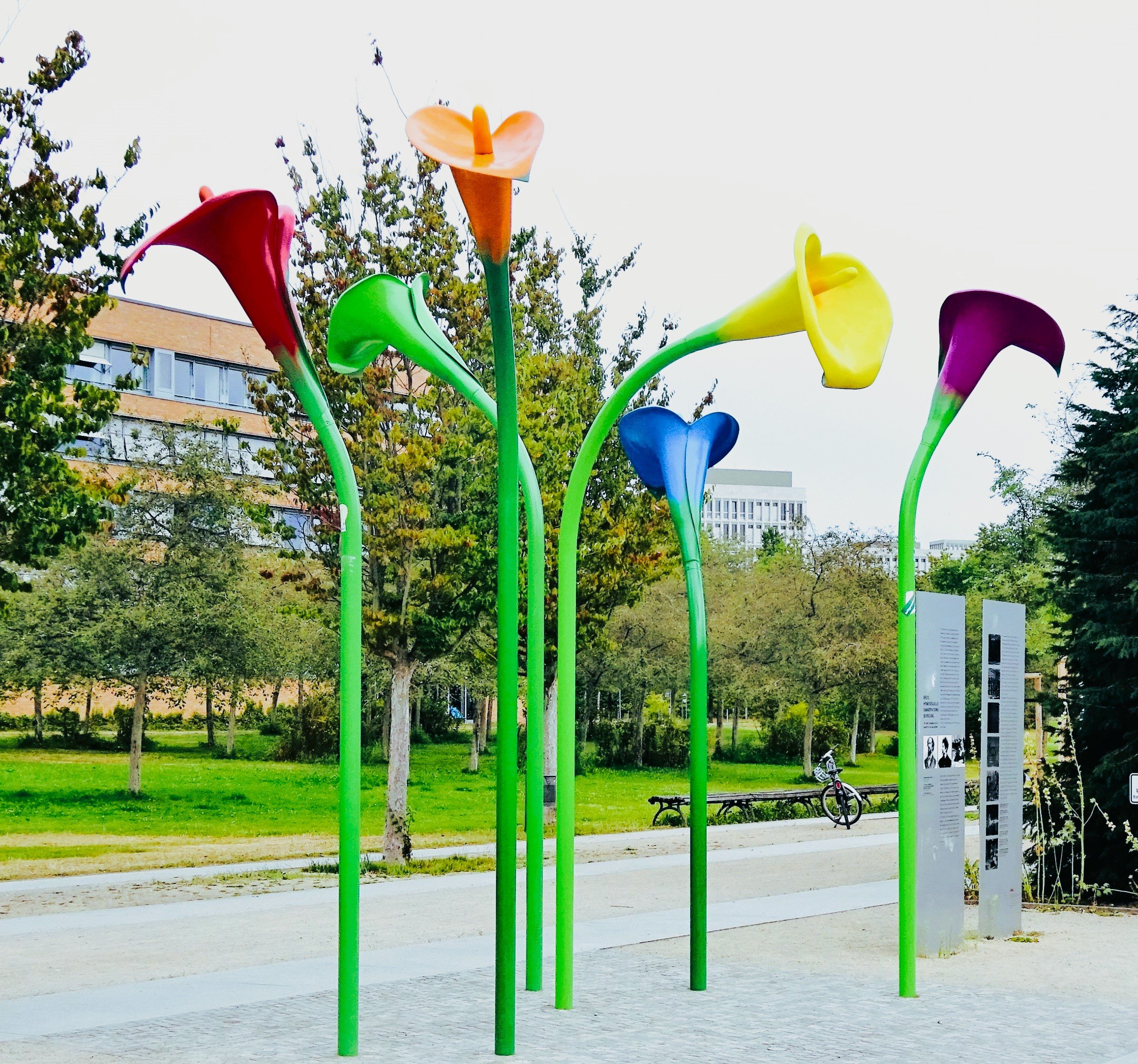 Berliner Brückengeschichten, Denkmal für sexuelle Vielfalt, Calla-Lilien