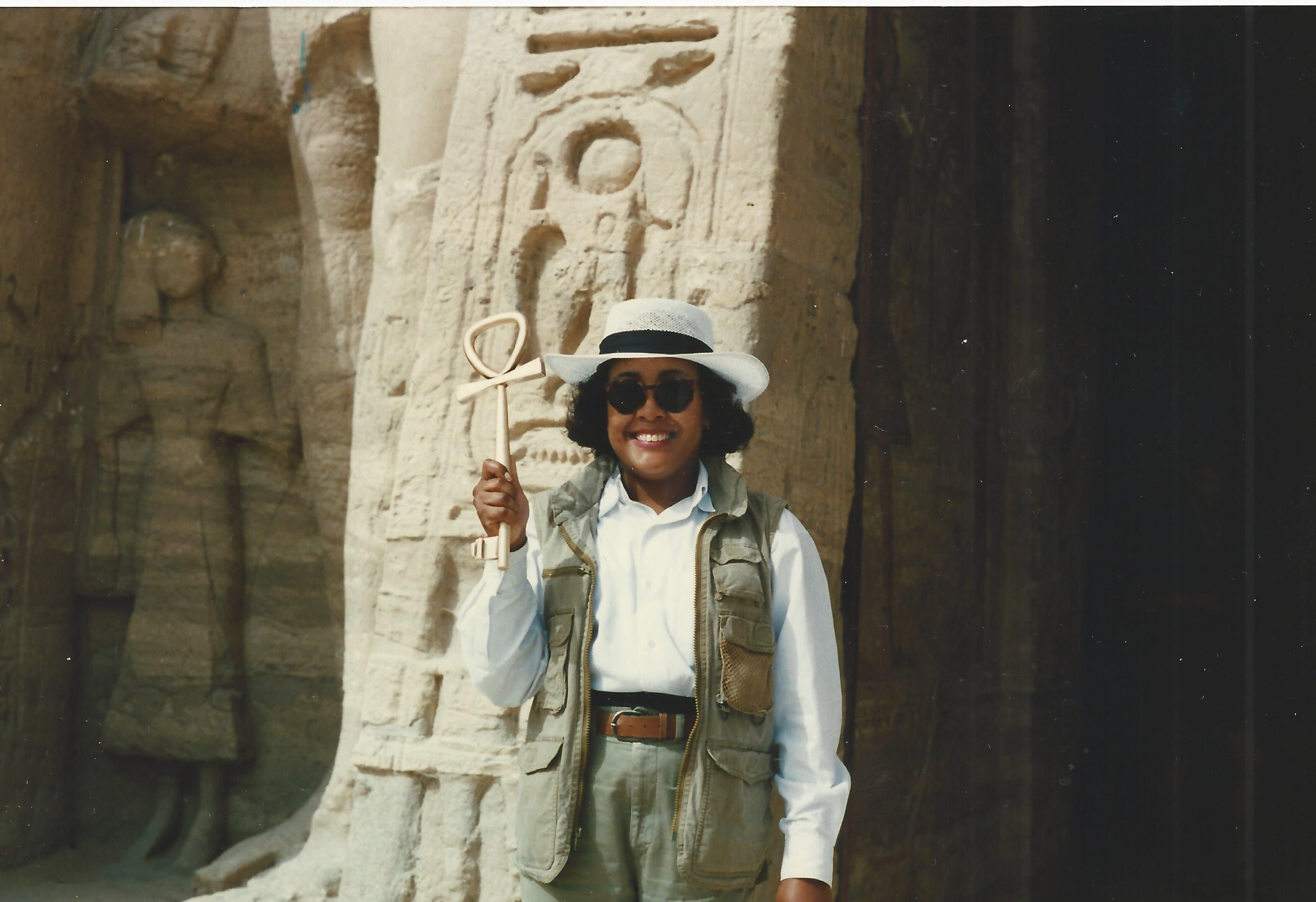 Gail Campbell Woolley i Egypt, 1996. Abu Simbel-tempelet. Gail holder et ankh- eller "livets nøkkel"-symbol.