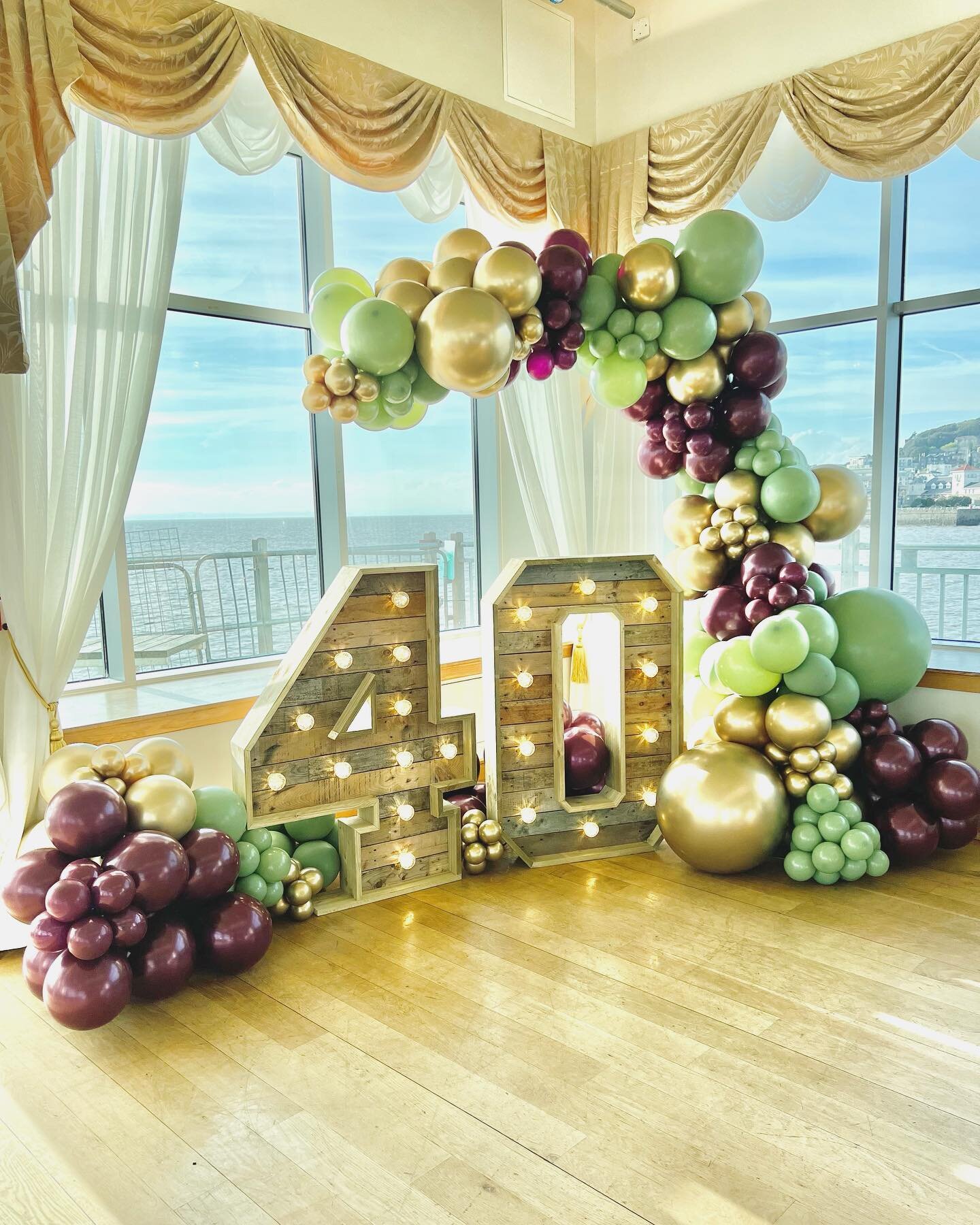 Liz turns 40 at her totally extra Birthday bash in Tiffany&rsquo;s on @grandpier our balloon setup featuring rustic wooden light up numbers by @lettertherebelove look so lovely. 

#grandpier #balloonsomerset #balloonarch #40thbirthday #lightupnumbers