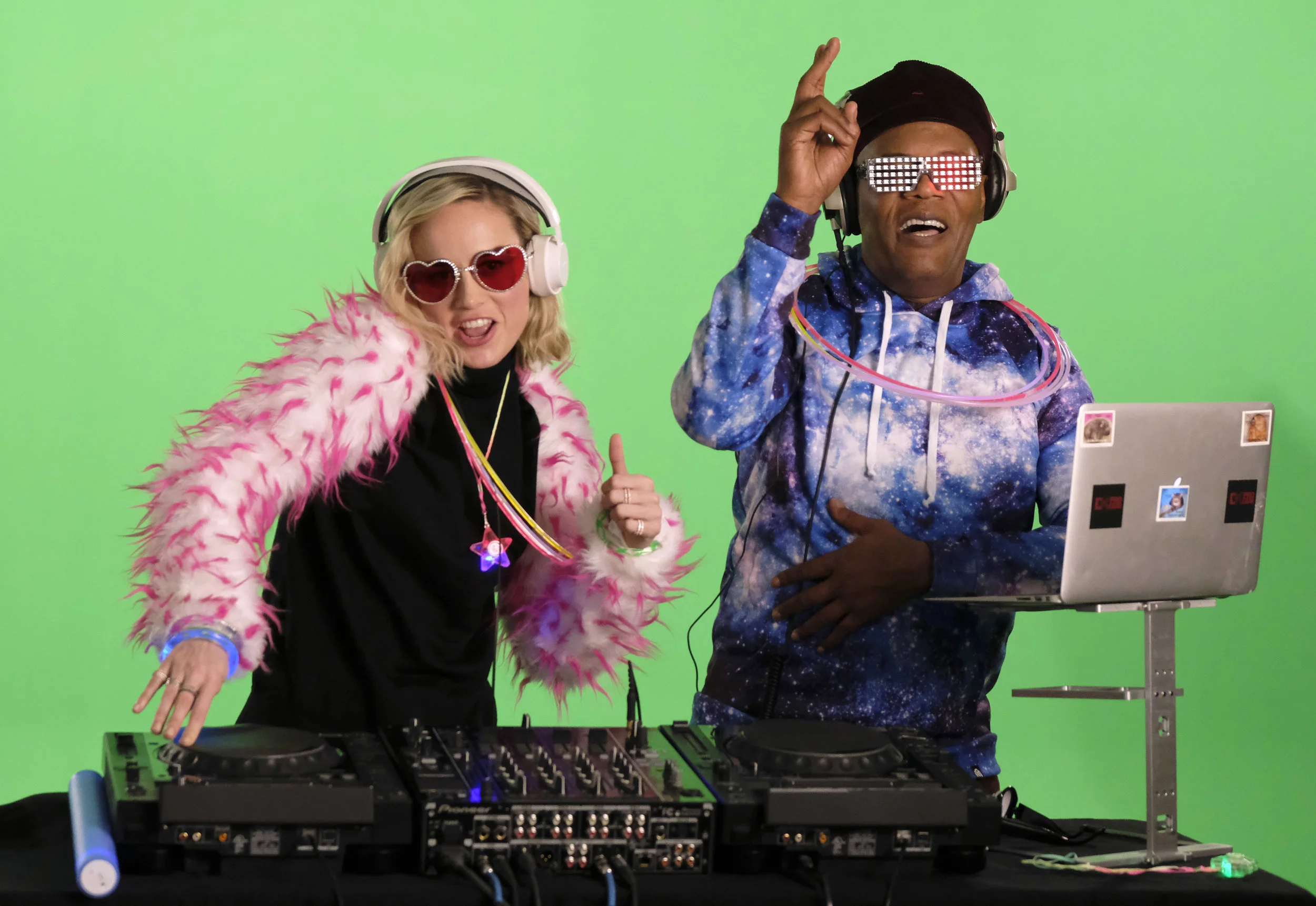  Brie Larson AND Samuel L. Jackson IN Carpool Karaoke: The Series