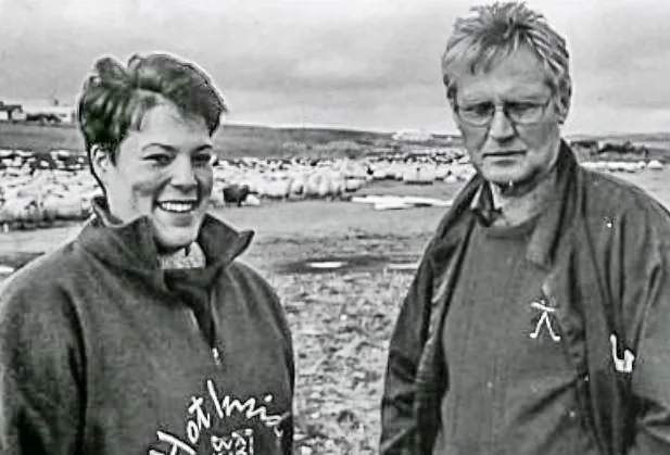 Gunnlaugur ásamt Corinnu, dýralæknanema frá Þýskalandi (mynd úr Litla Bergþór)