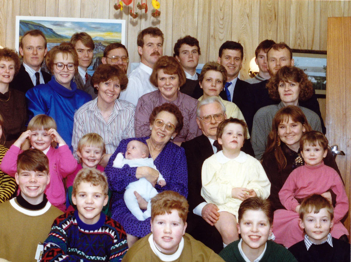 Guðný og Skúli með flestum afkomenda sinna 1988 (mynd: PMS)