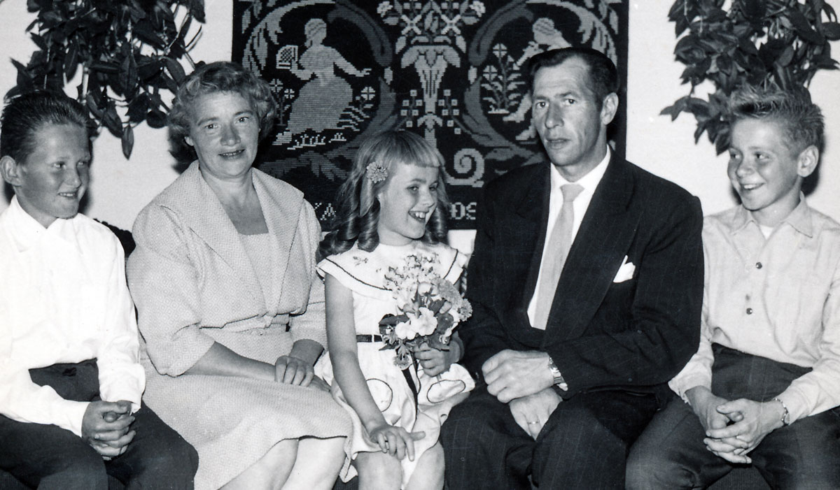 F.v. Birgir Stefánsson, Guðný Guðmundsdóttir, Gróa Kristín Helgadóttir, Helgi Indriðason, Kristinn Arnar Jóhannesson, en hann dvaldi mörg sumur hjá Helga og Gauju. (Myndin tekin um 1960, líklega af Matthías Frímannssyni).
